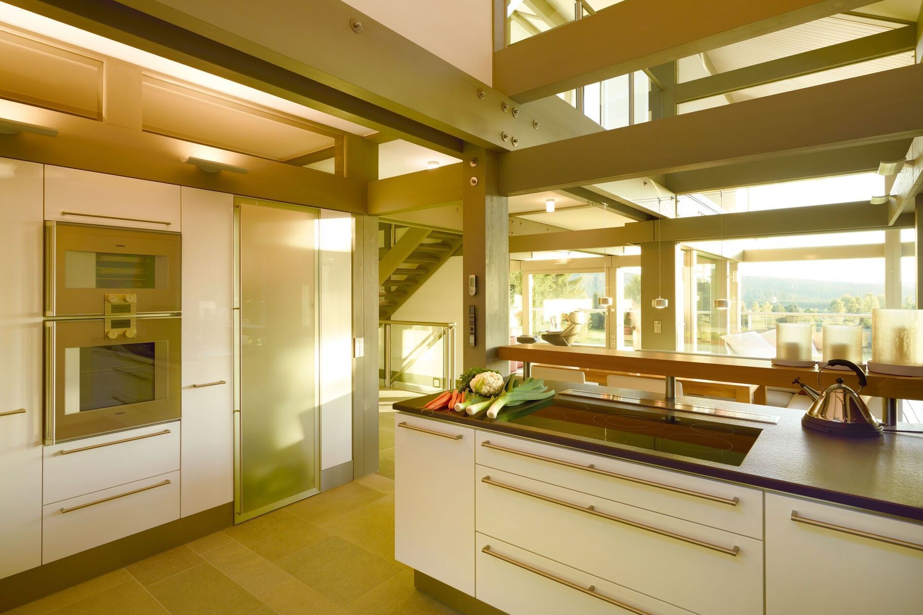Luxuriöse und helle Küchendesign mit Glasflächen und stilvoller Einrichtung