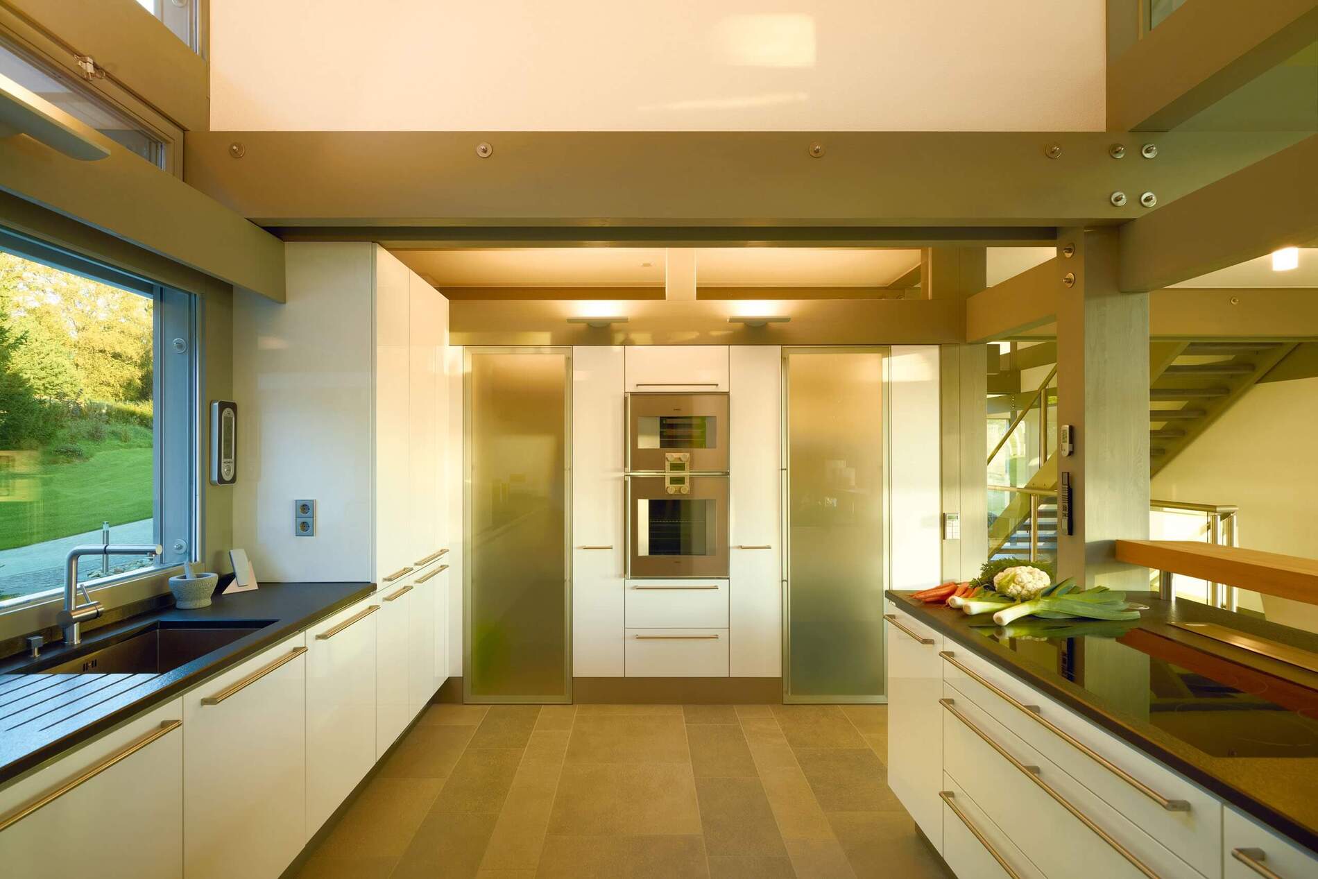 Exklusive, energieeffiziente Architektenküche im modernen Fachwerkstil