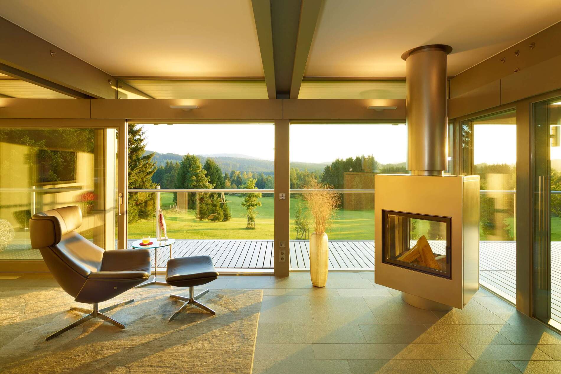 Elegantes Innenraumdesign mit moderner Architektur und schöner Aussicht