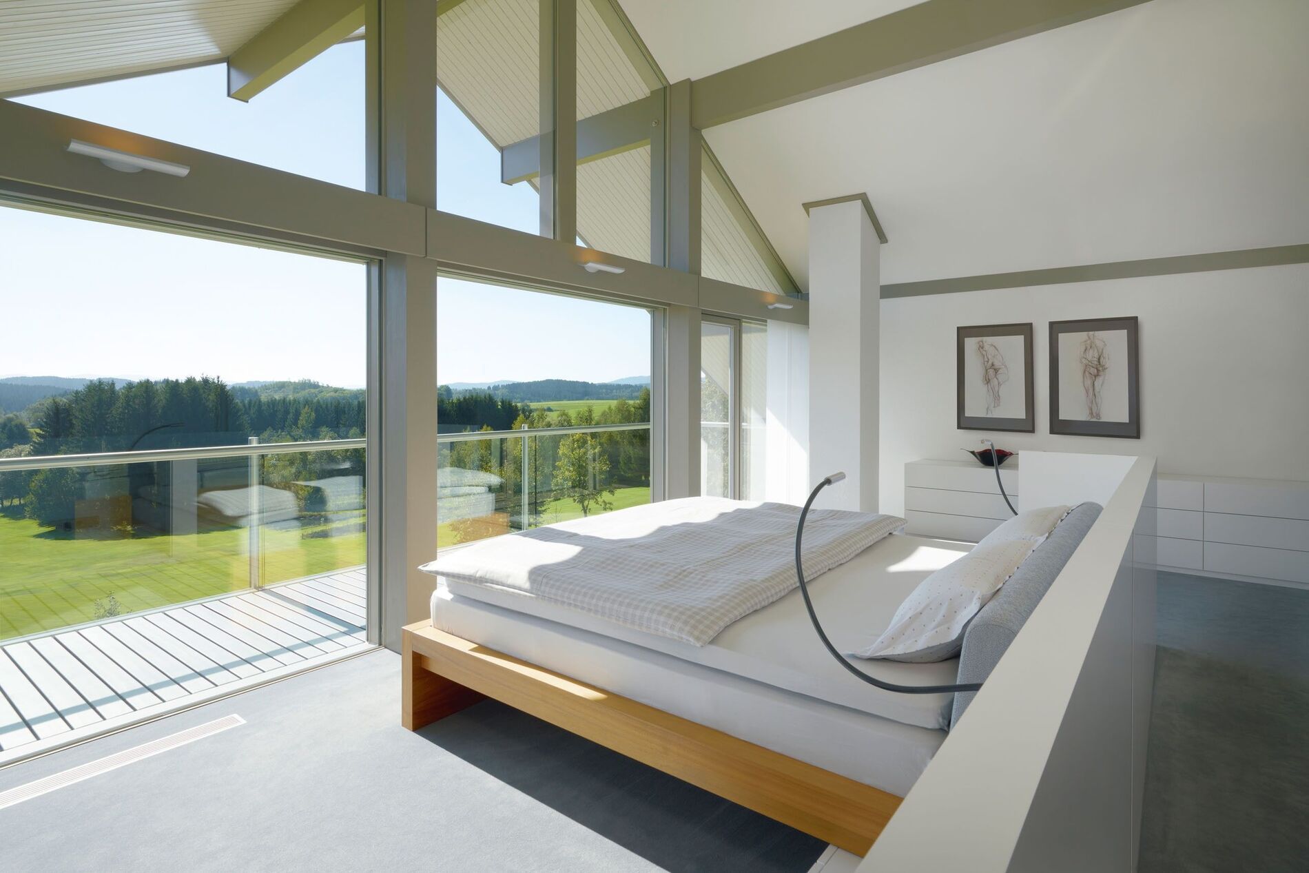 Helles Schlafzimmer mit großen Glasfenstern und zeitloser Eleganz