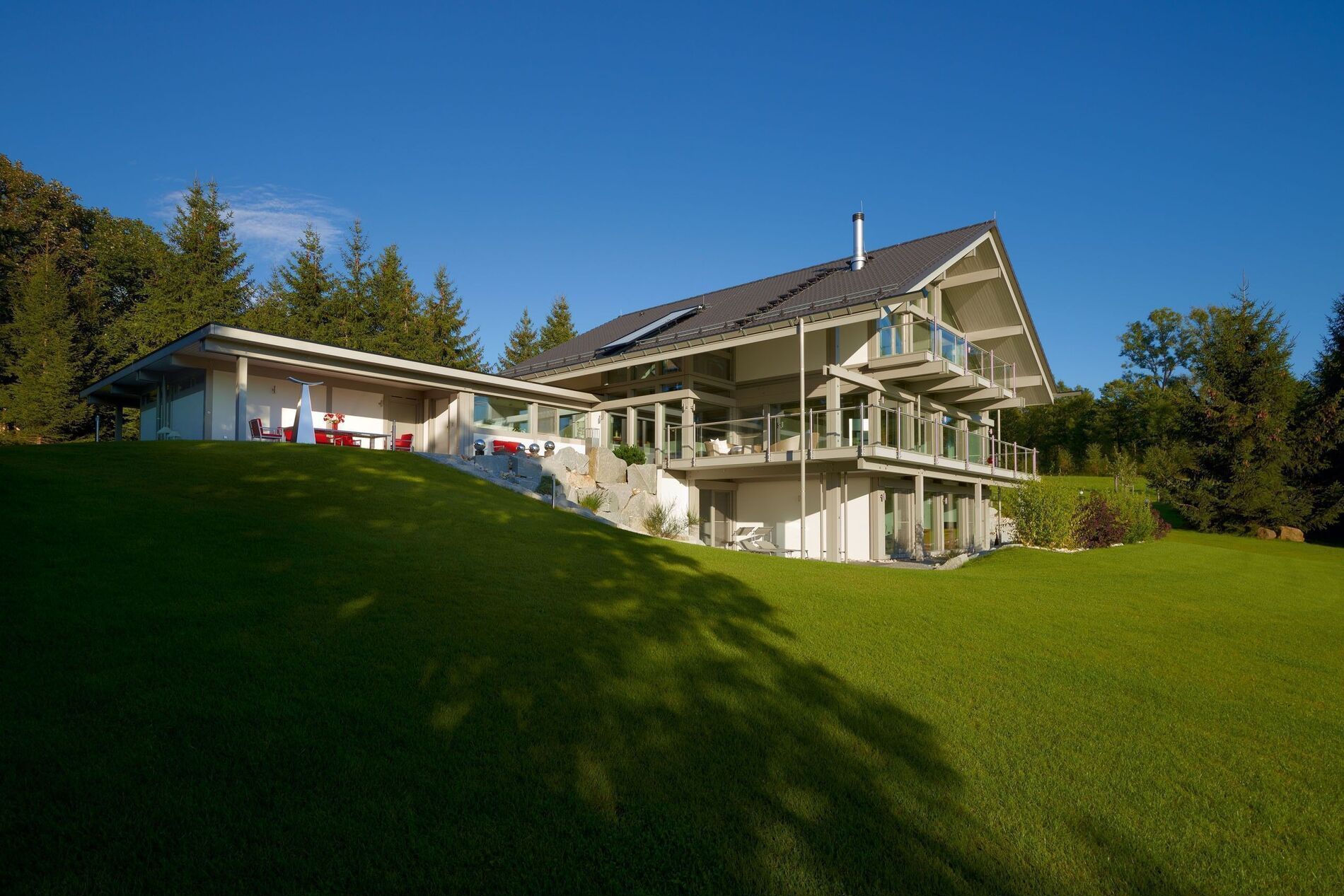 Energieeffizientes Architektenhaus mit Glasflächen und eleganter Ausstattung