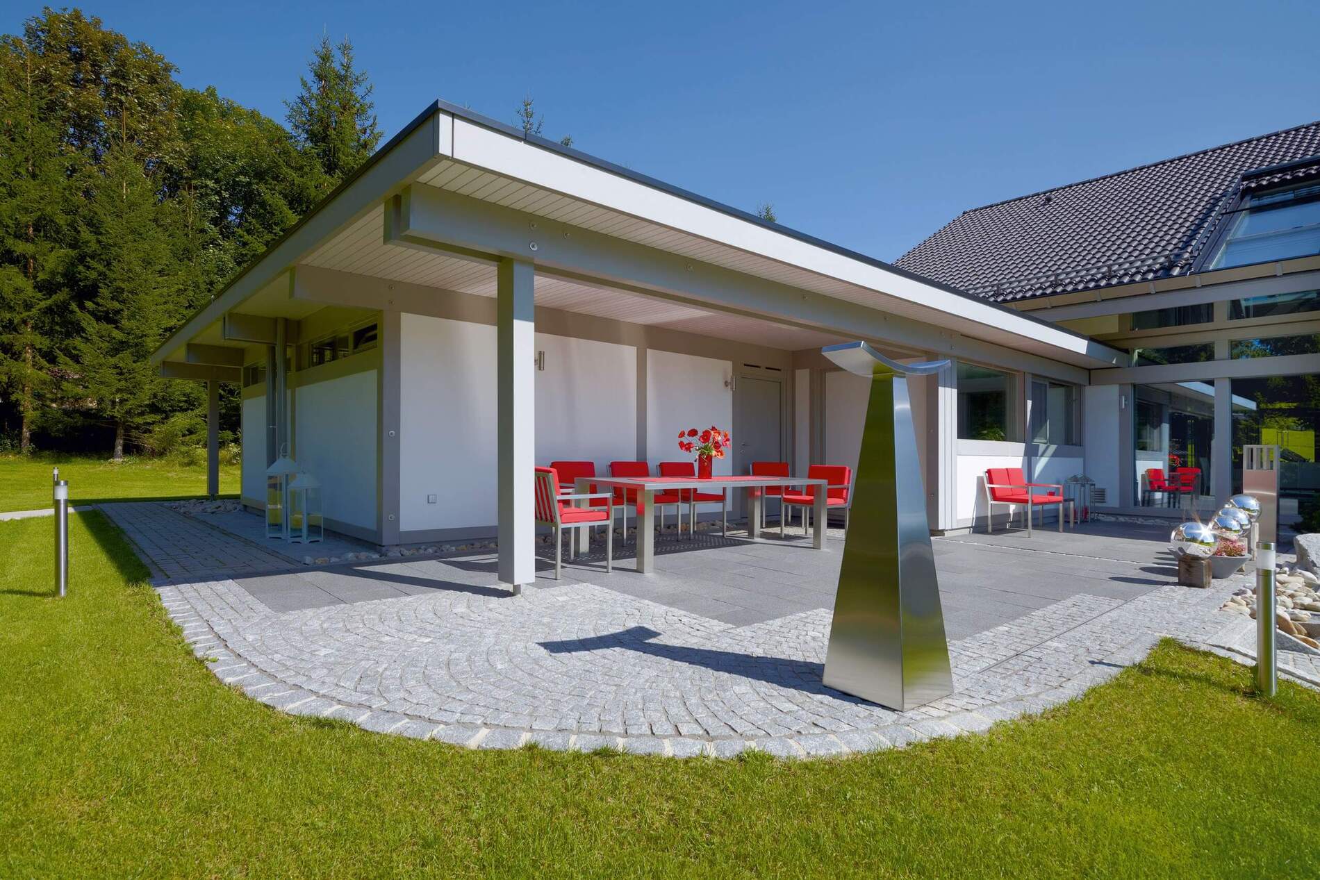 Exklusives Architektenhaus mit großzügigen Glasflächen und eleganter Ausstattung