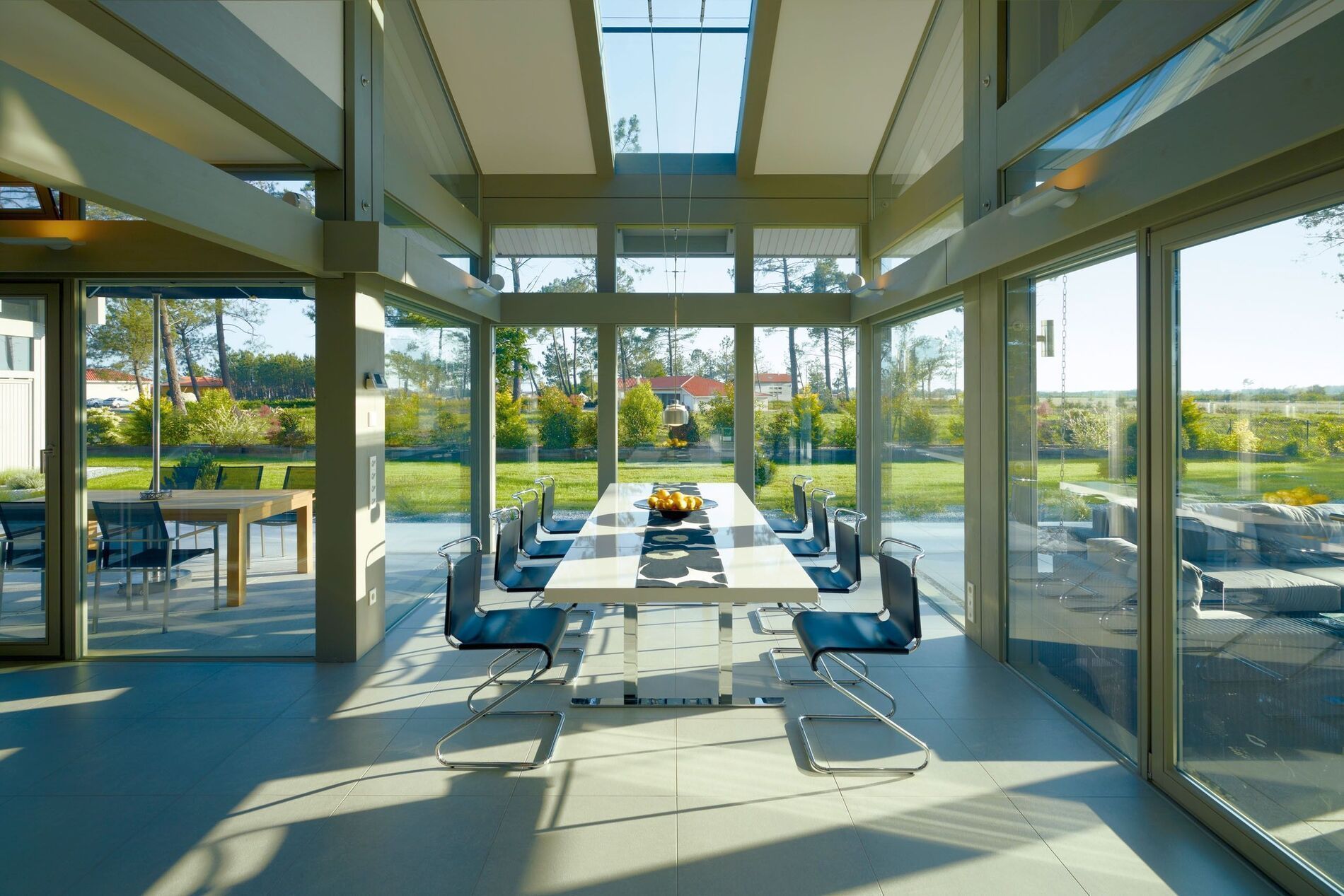 Moderne HUF Haus mit integriertem Flugzeughangar Lichtdurchflutetes Interieur eines HUF Hauses mit Blick ins Grüne