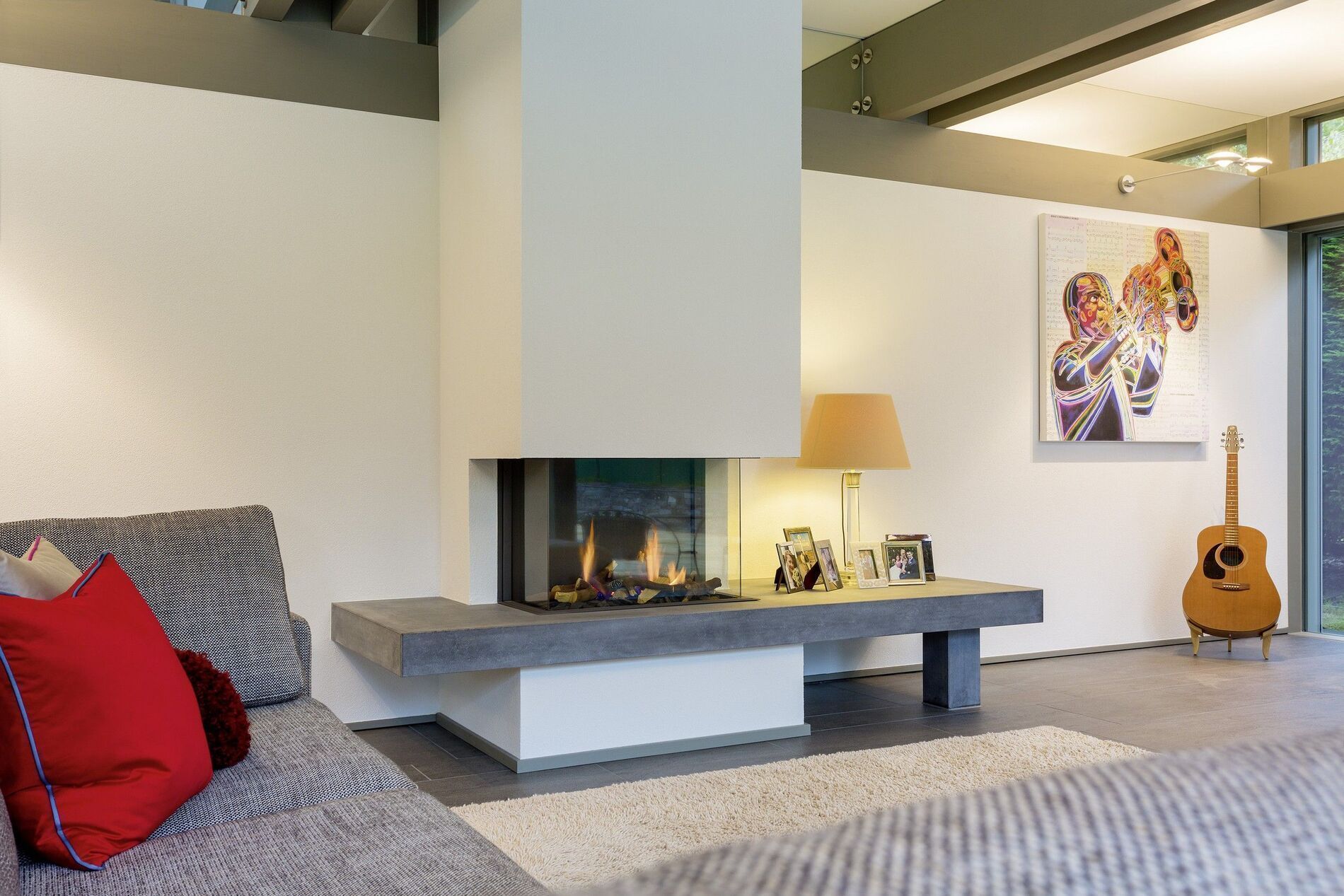 Modernes Wohnzimmer mit Kamin und Kunstwerk Gemütliches Wohnzimmer mit Fachwerk, Kamin und Gitarre