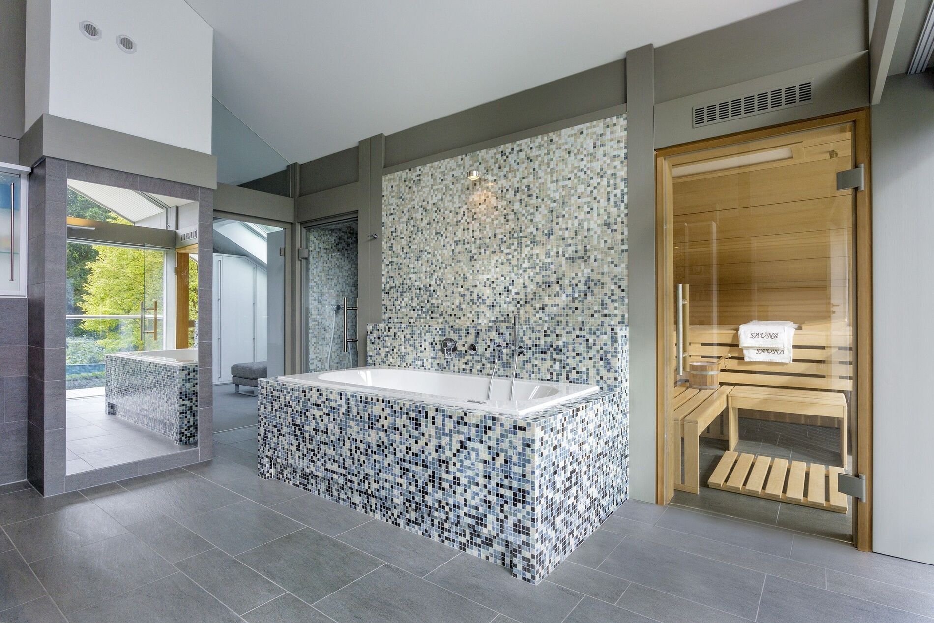 Hochwertiges Badezimmer mit Whirlpool und Sauna im modernen Design