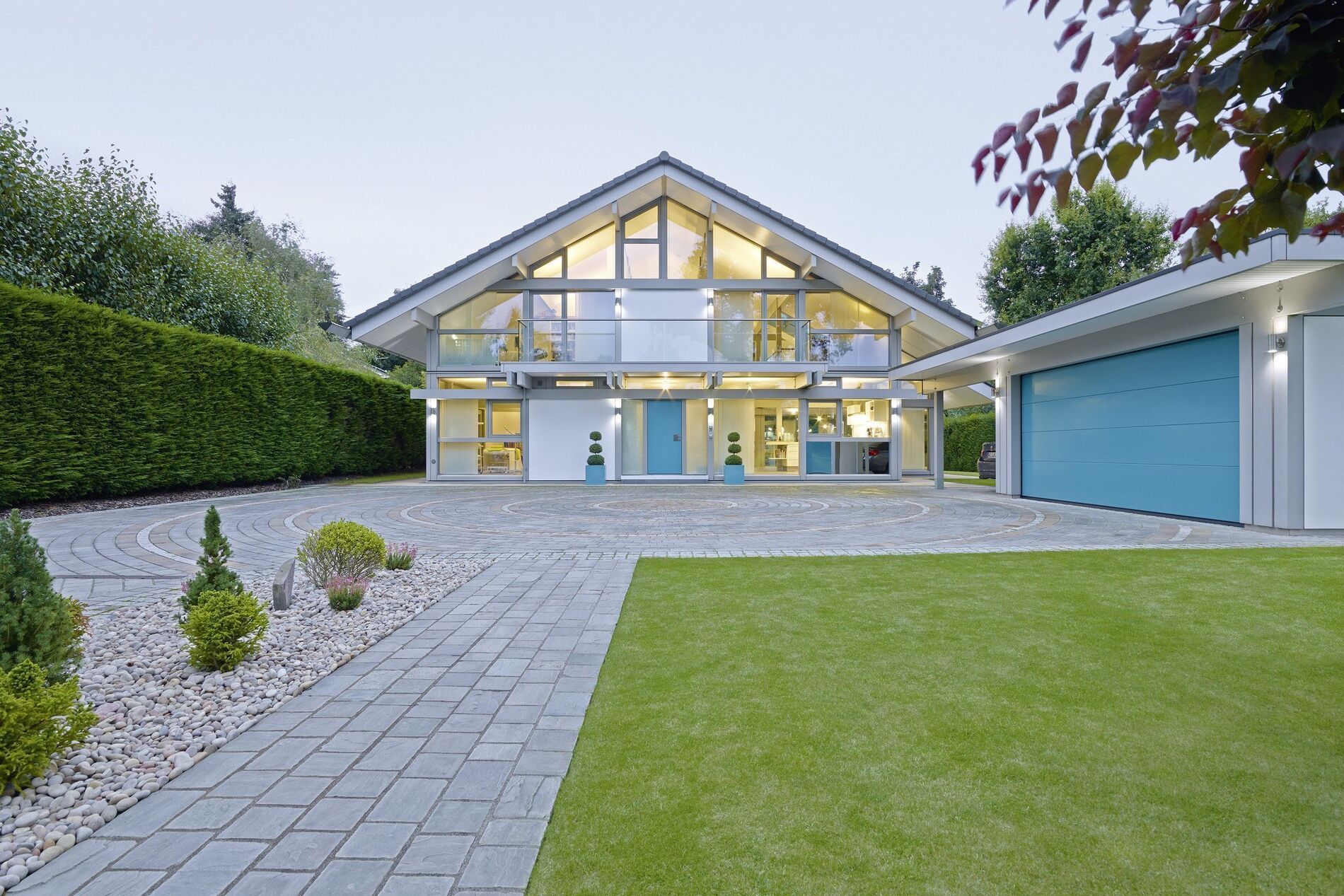 Moderne Fachwerkarchitektur von HUF HAUS Elegantes Haus mit einzigartiger Fachwerkarchitektur und Garten