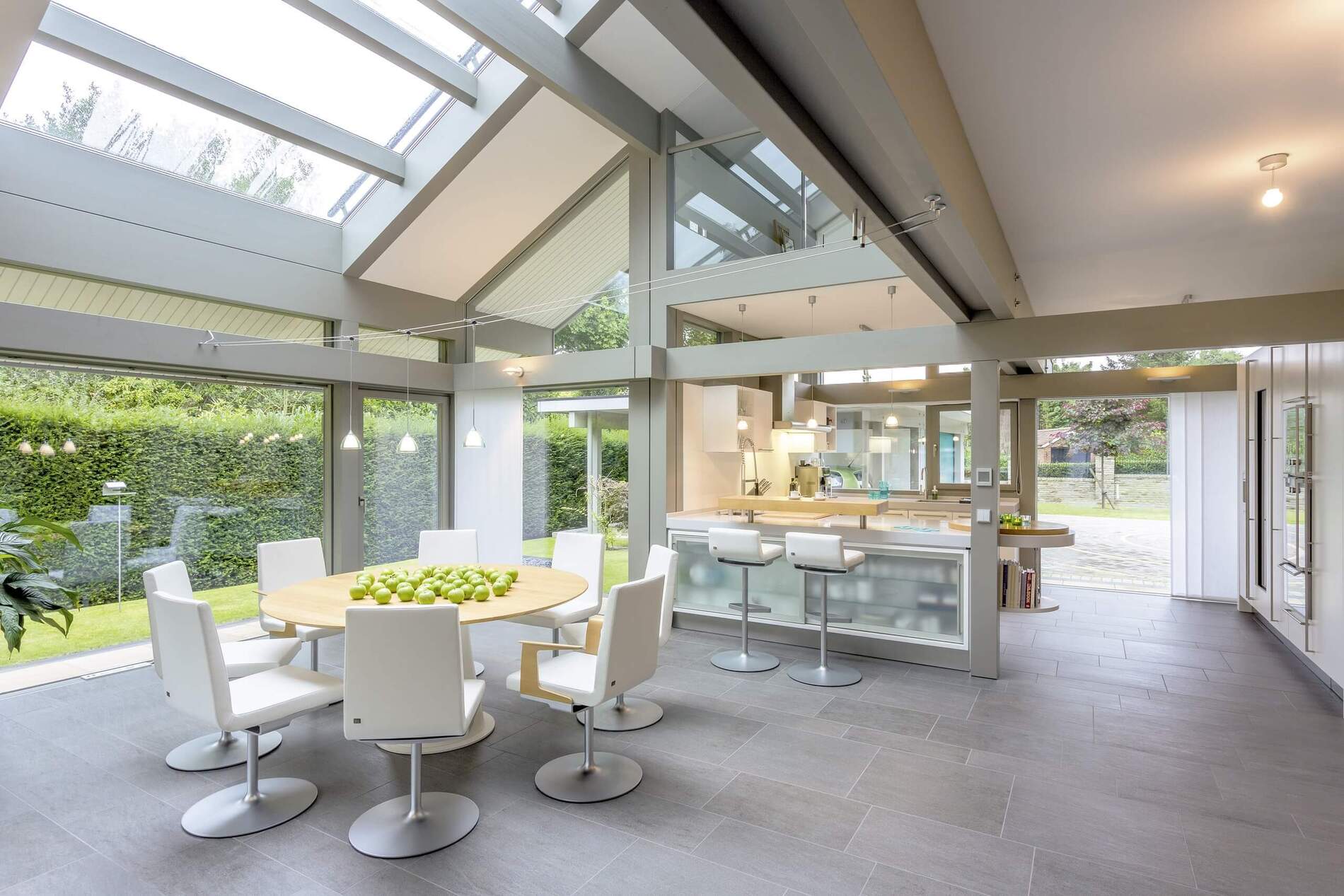 Moderne Küche und Essbereich in HUF HAUS Design Lichtdurchfluteter Innenraum mit Fachwerkarchitektur und modernem Möbelstil