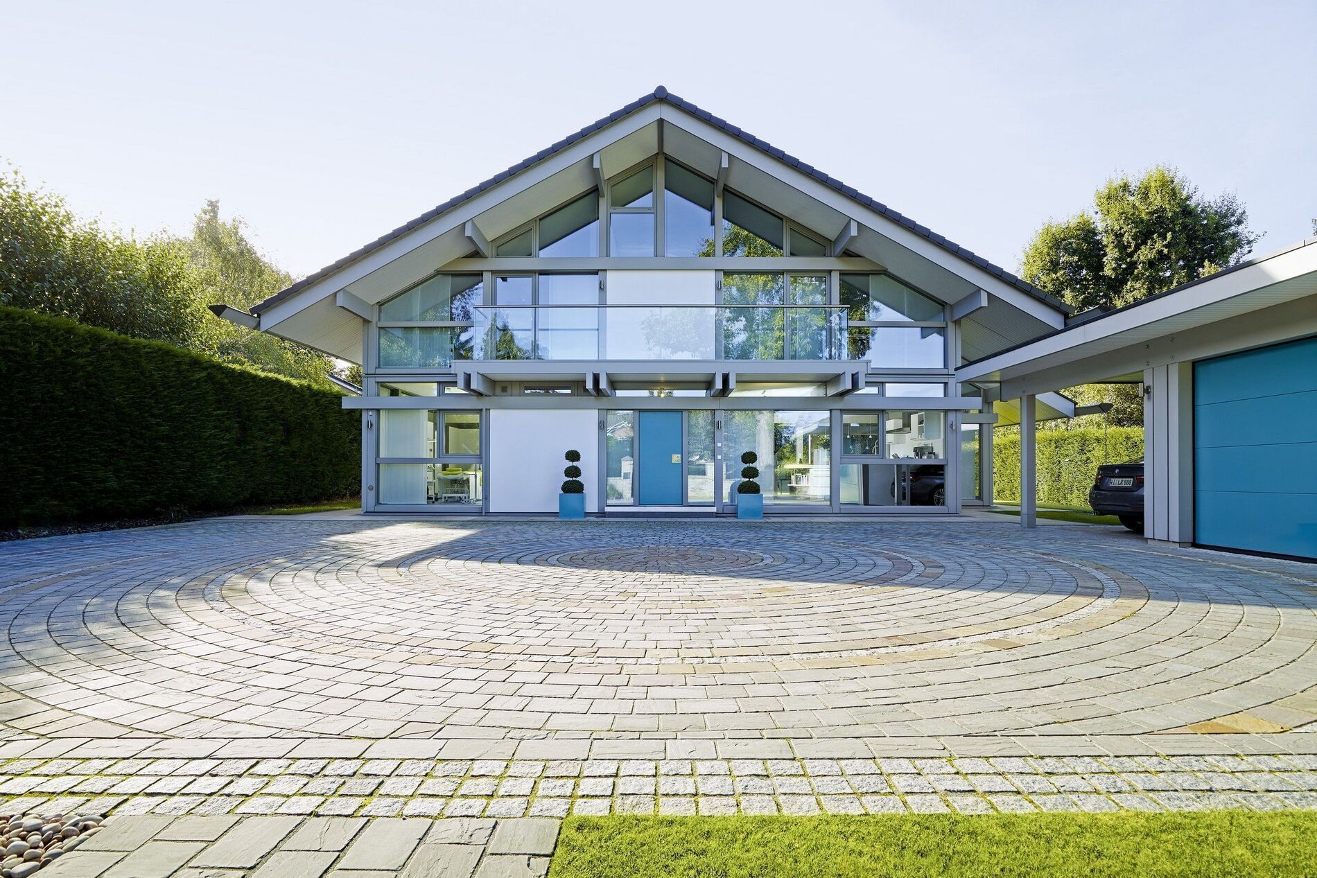 Moderne Architektur eines HUF HAUS in einem Wohngebiet mit Garten