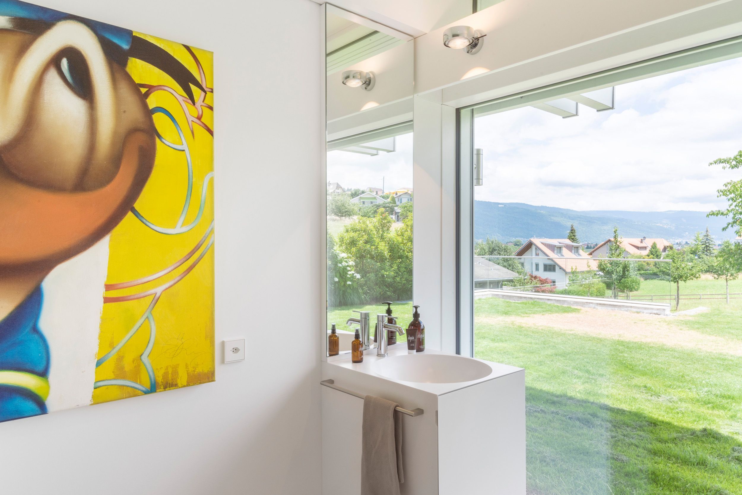 Innenansicht eines modernen Bades mit Kunst und Aussicht