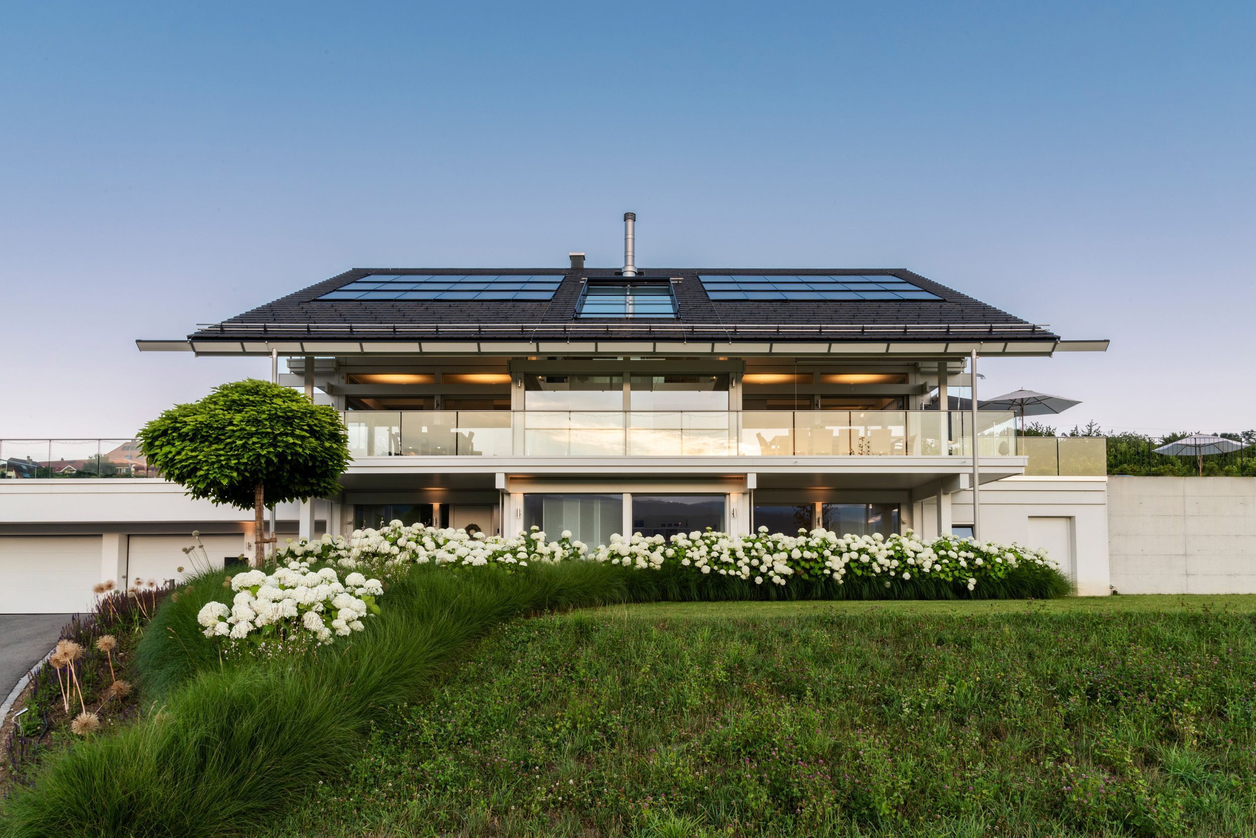 Futuristisches Haus mit Garten und Terrasse, in neuzeitlichem Design