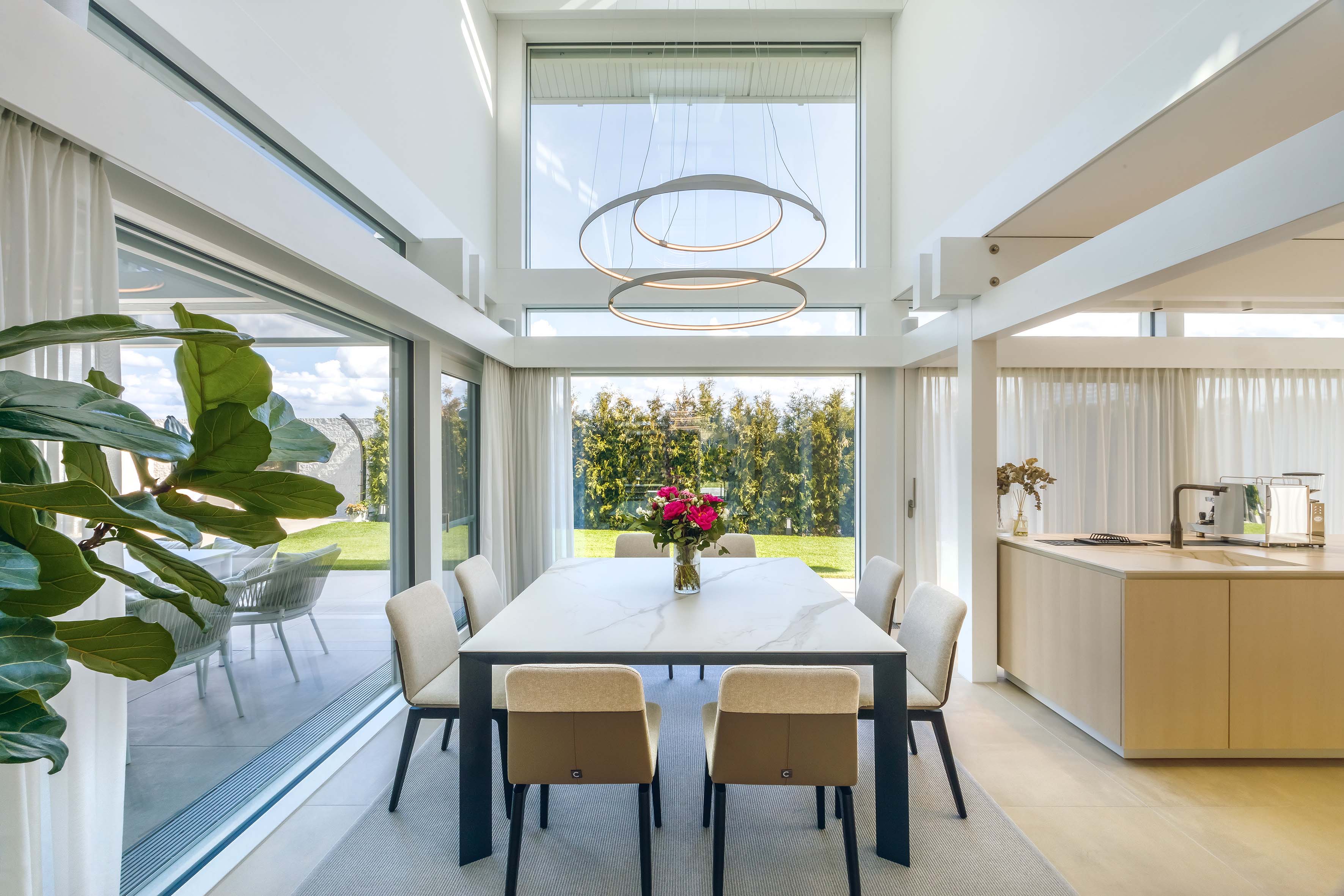 HUF Haus Esszimmer mit Tisch, Stühlen und modernen Leuchten