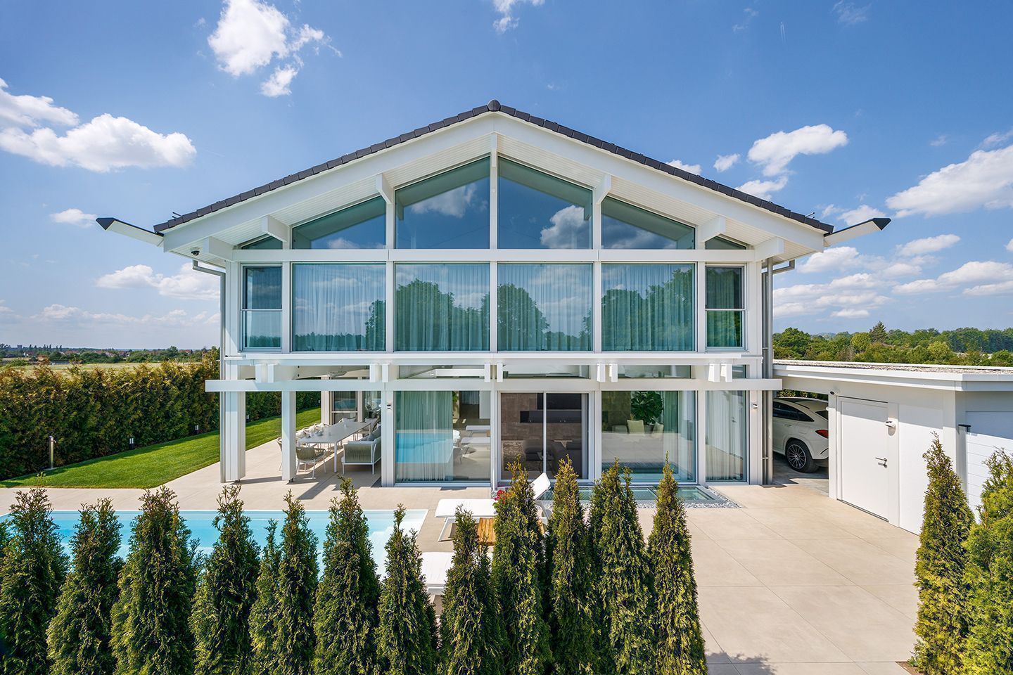 HUF Haus mit Glasfront und Pool in ländlicher Umgebung