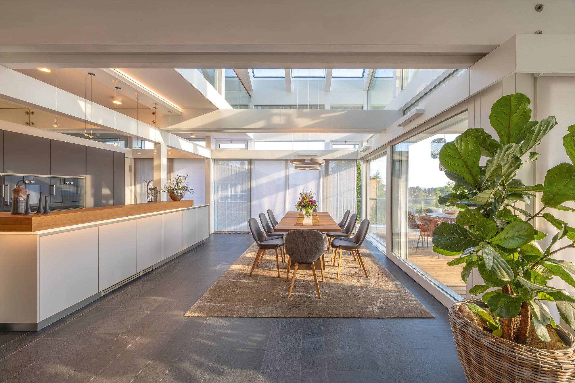 Stilvolles Esszimmer mit viel Licht und eleganter Einrichtung