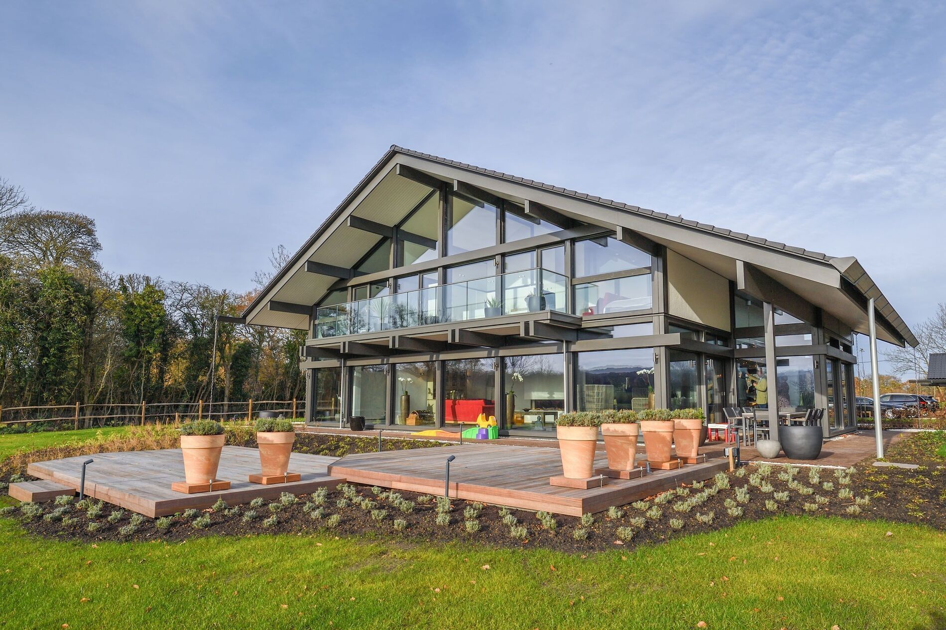 Modernes HUF Haus mit großzügigem Glasdesign HUF Haus mit Garten und Terrasse, modernes Design und große Fenster