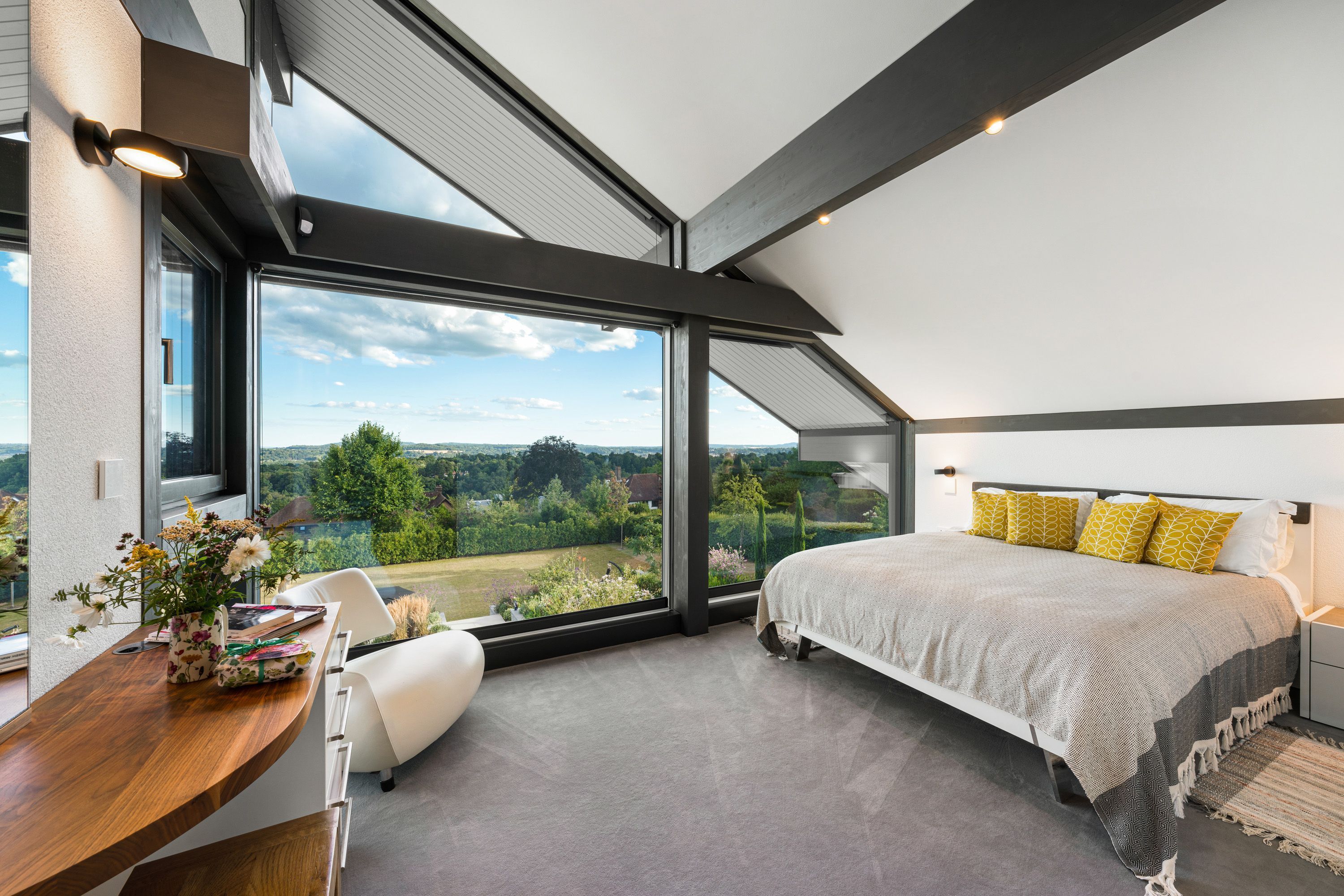 Modernes Schlafzimmer mit großen Fenstern und entspannender Aussicht