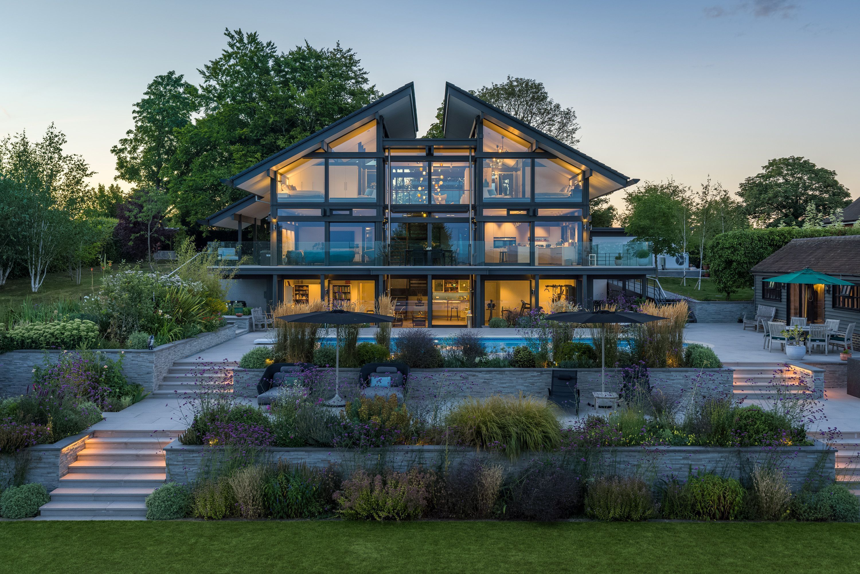 Elegantes Fertighaus mit großer Terrasse, Garten und Pool