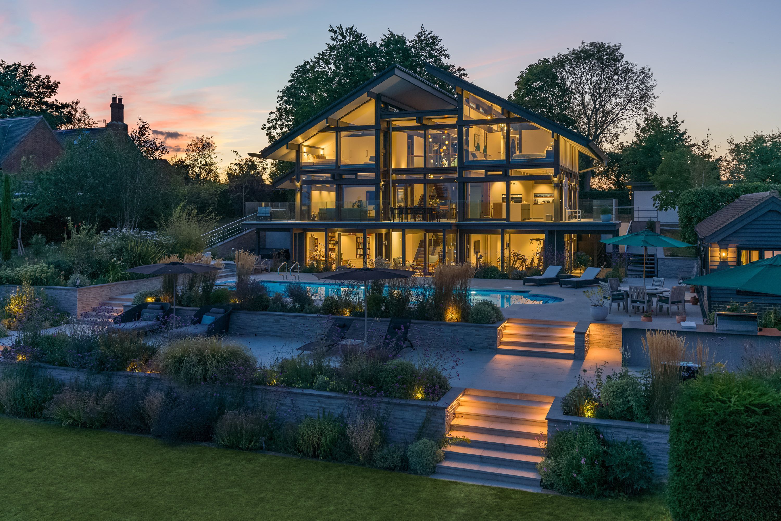 Moderne Architektur mit Swimmingpool und schönen Pflanzenlandschaften