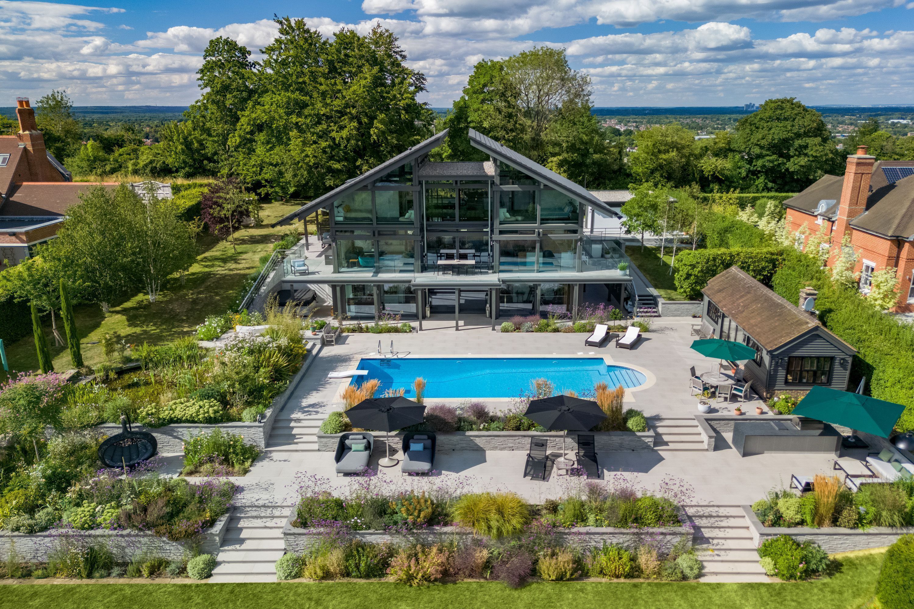 Exklusive Architektur mit Gartenlandscaping und Schwimmbad