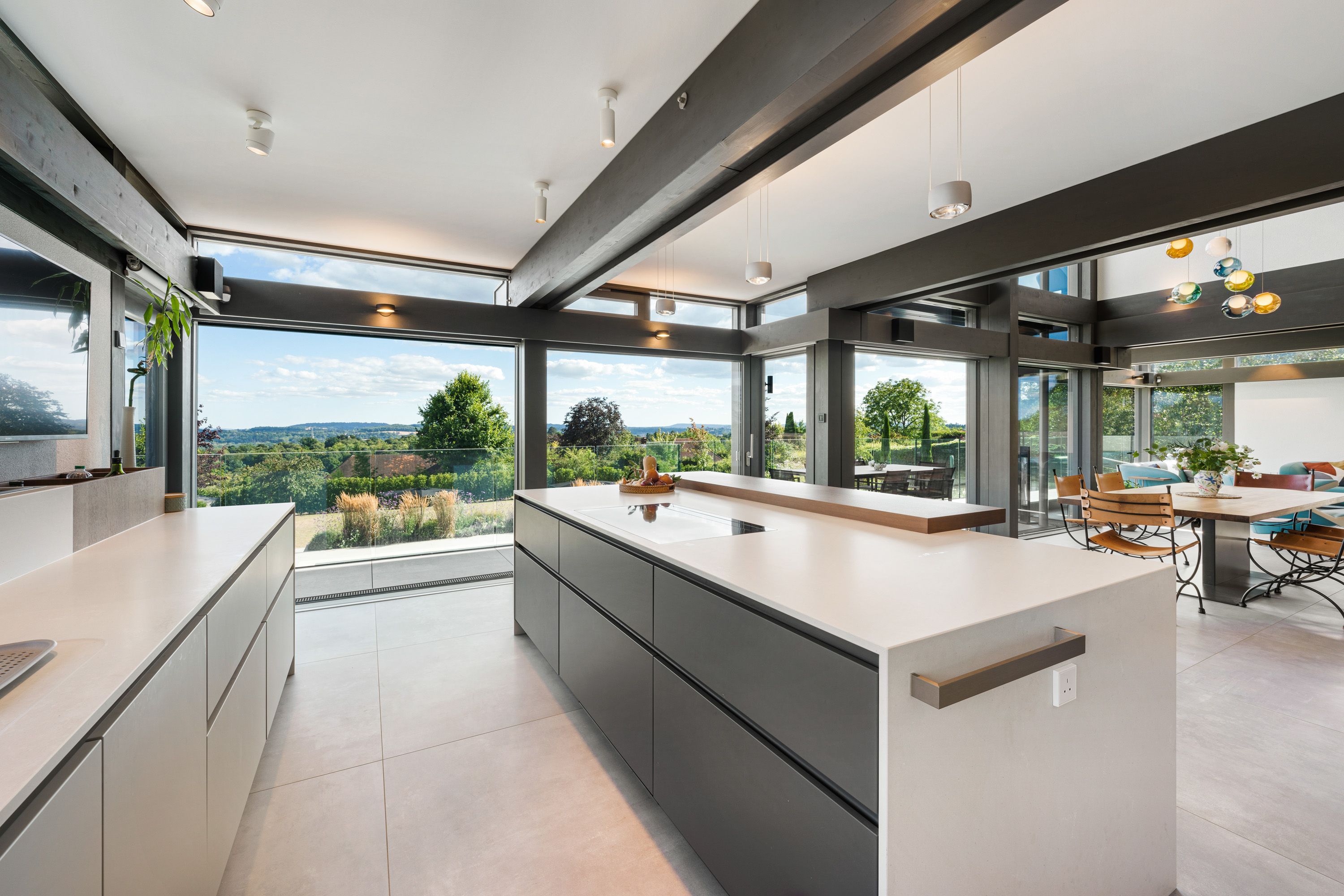 Moderne Küche in einem Fertighaus mit Panoramaansicht und offenem Raumkonzept