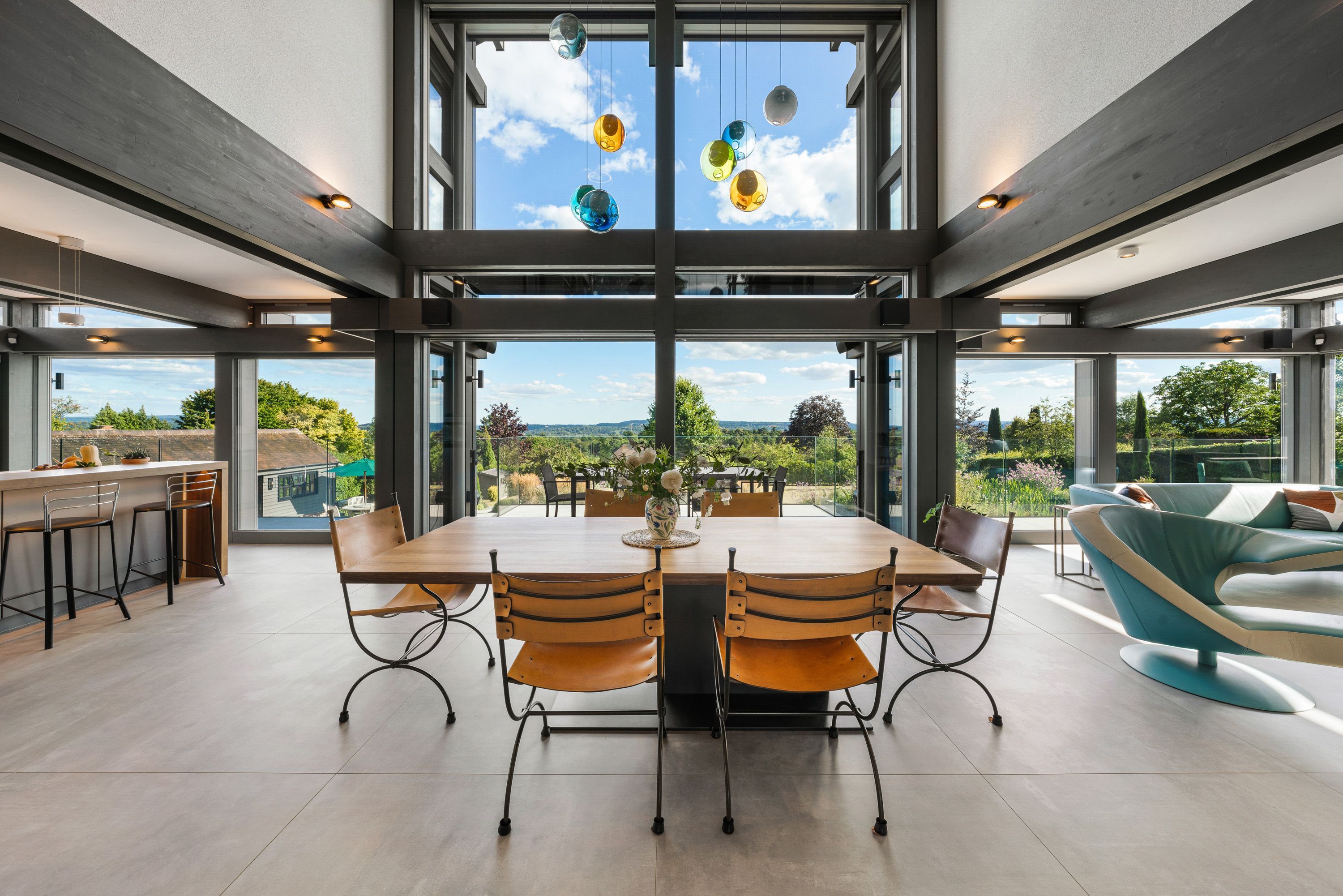 Elegantes Interieur mit Blick auf die Landschaft und stilvollen Möbeln
