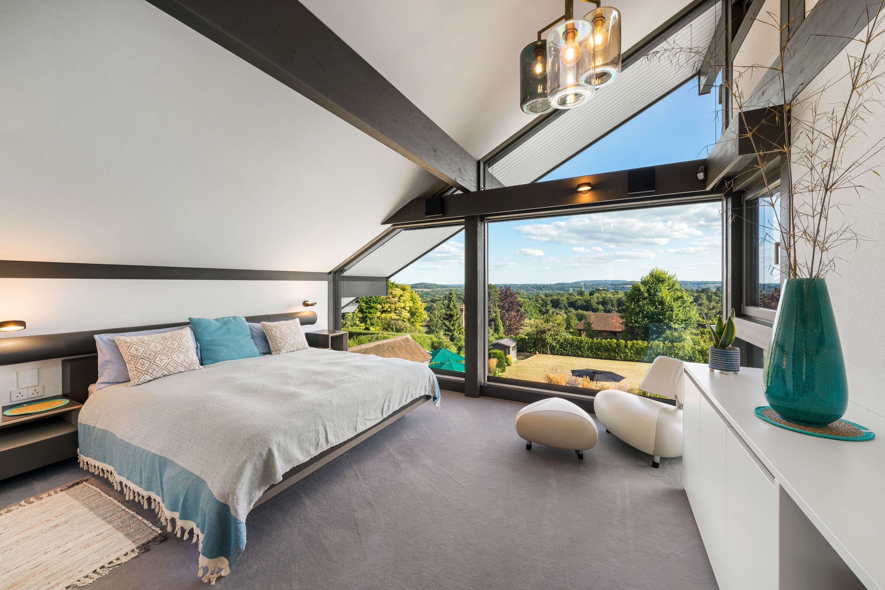 Moderne Inneneinrichtung mit großem Fenster und Blick ins Grüne