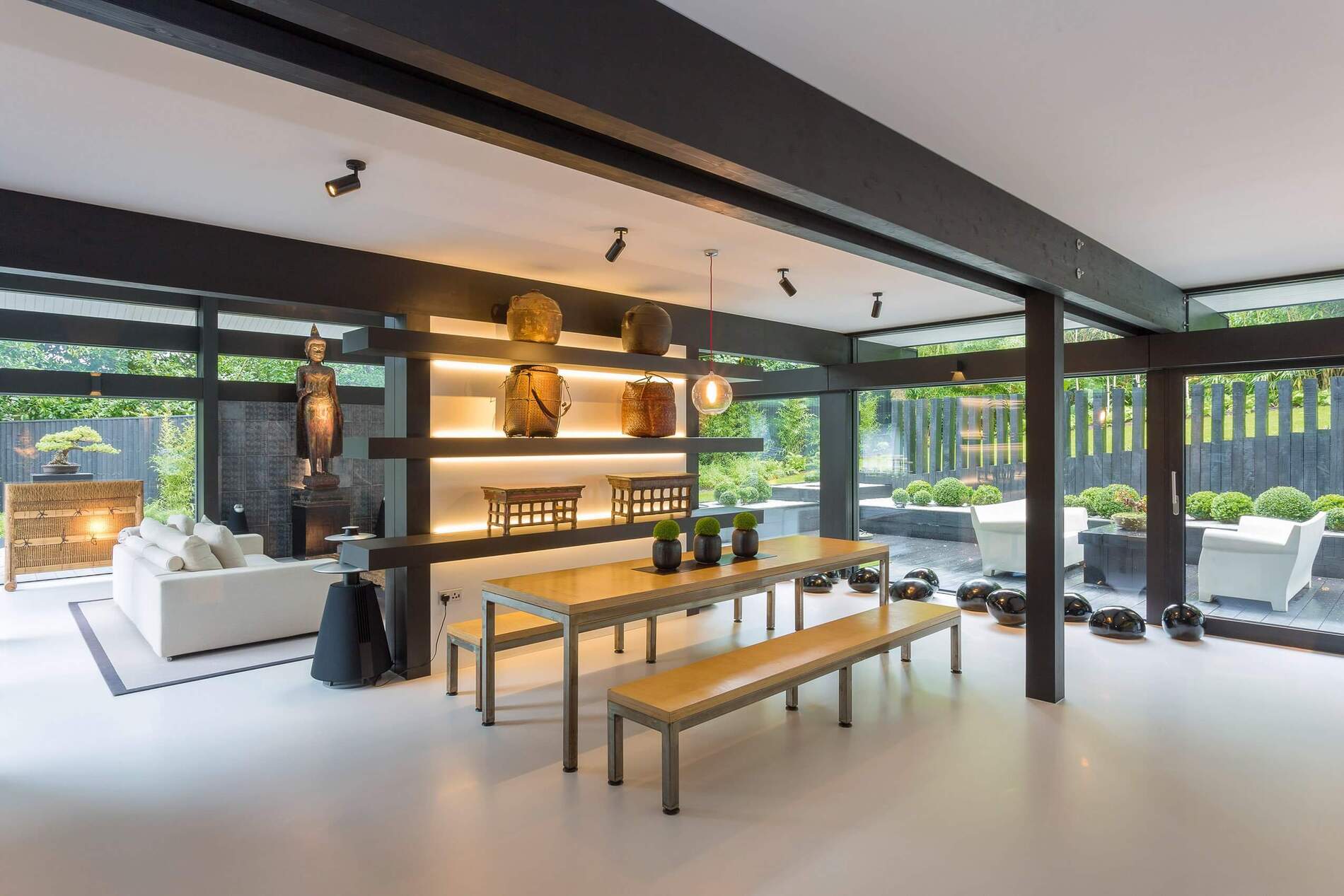 Modernes HUF Haus mit eleganter Glasfassade Innenansicht eines HUF Hauses mit großer Glasfassade und modernem Design
