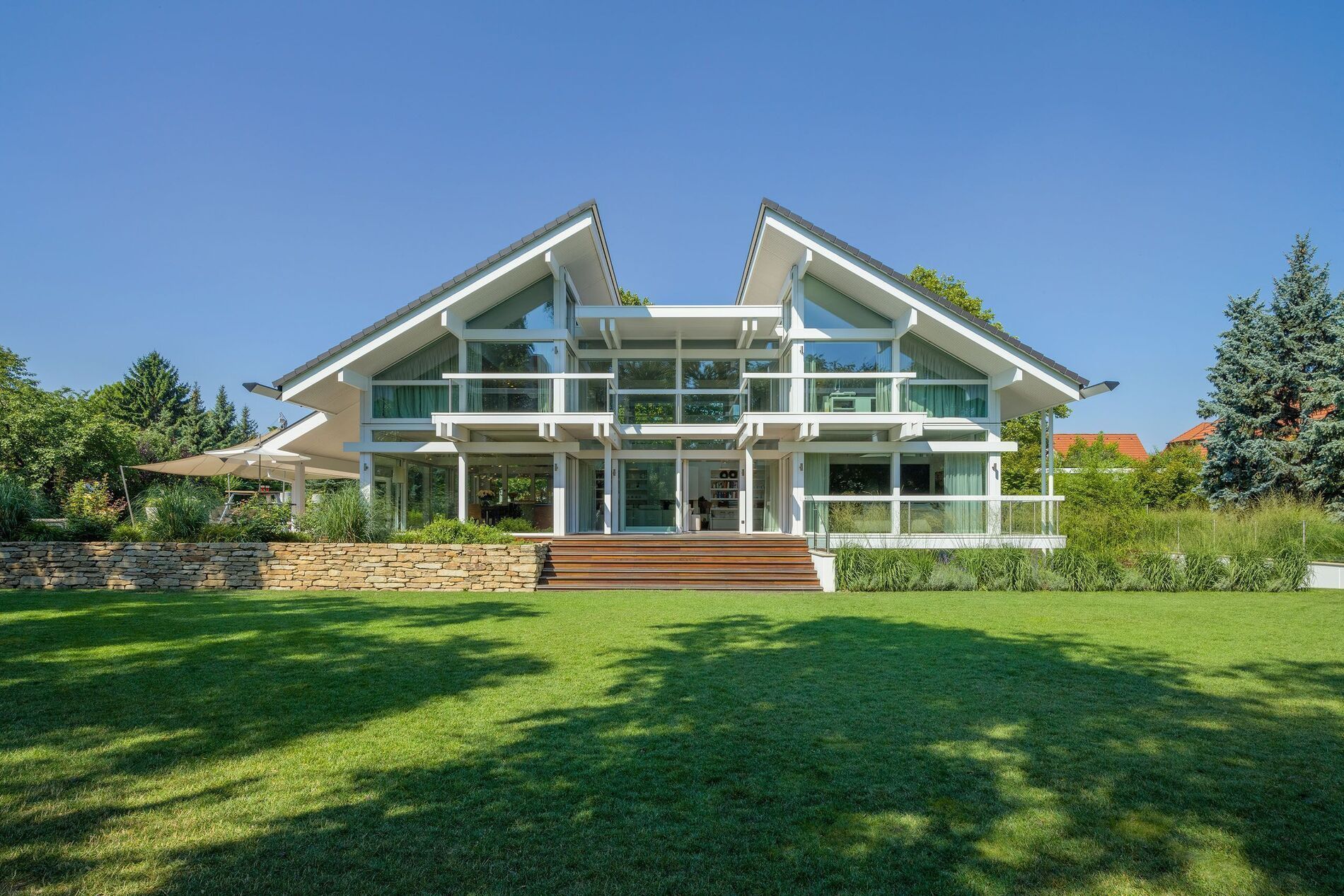 Markantes modernes Haus mit großzügiger Raumgestaltung und Garten