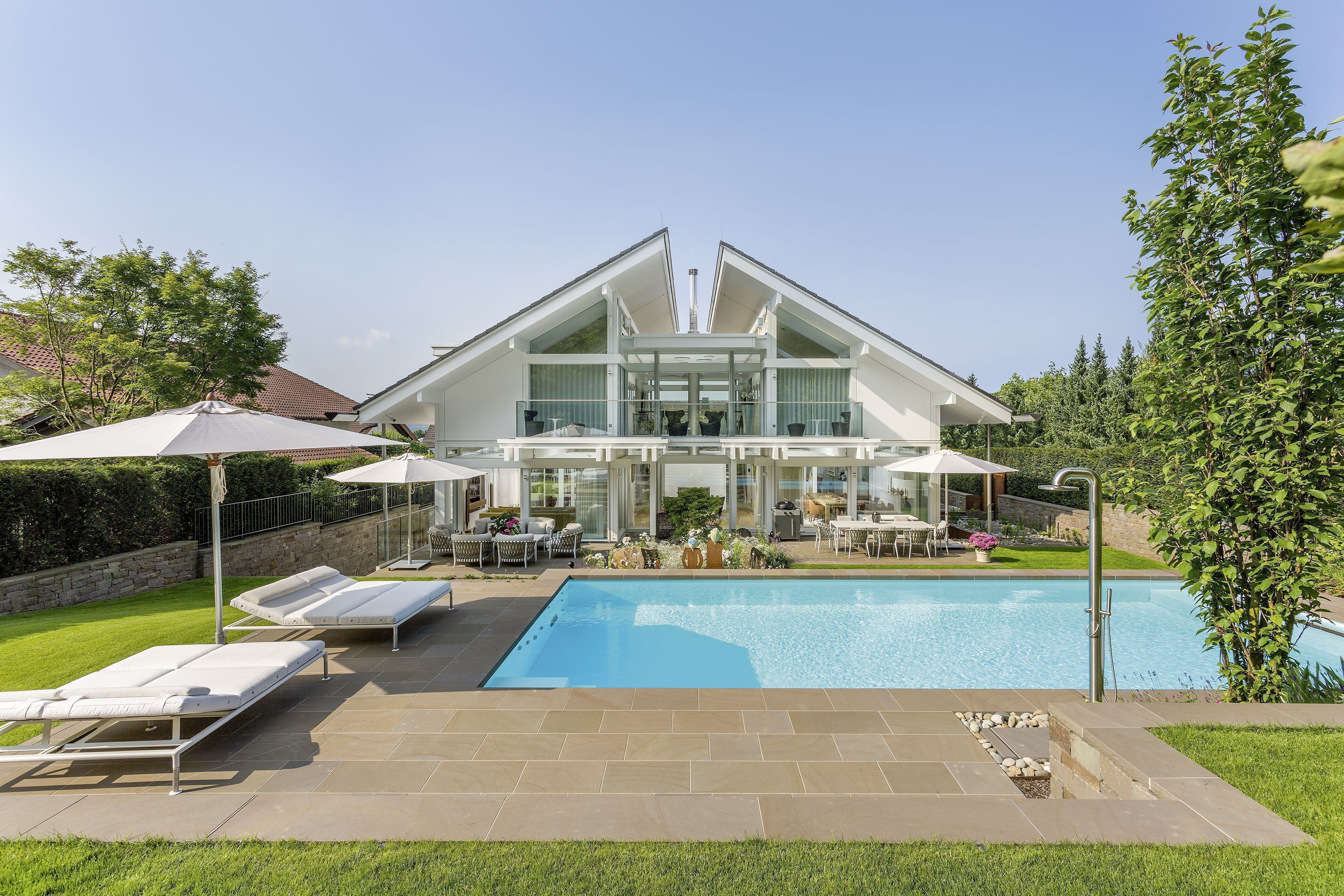 Moderne Fachwerk-Villa mit eleganten Terrassen und Poolanlage