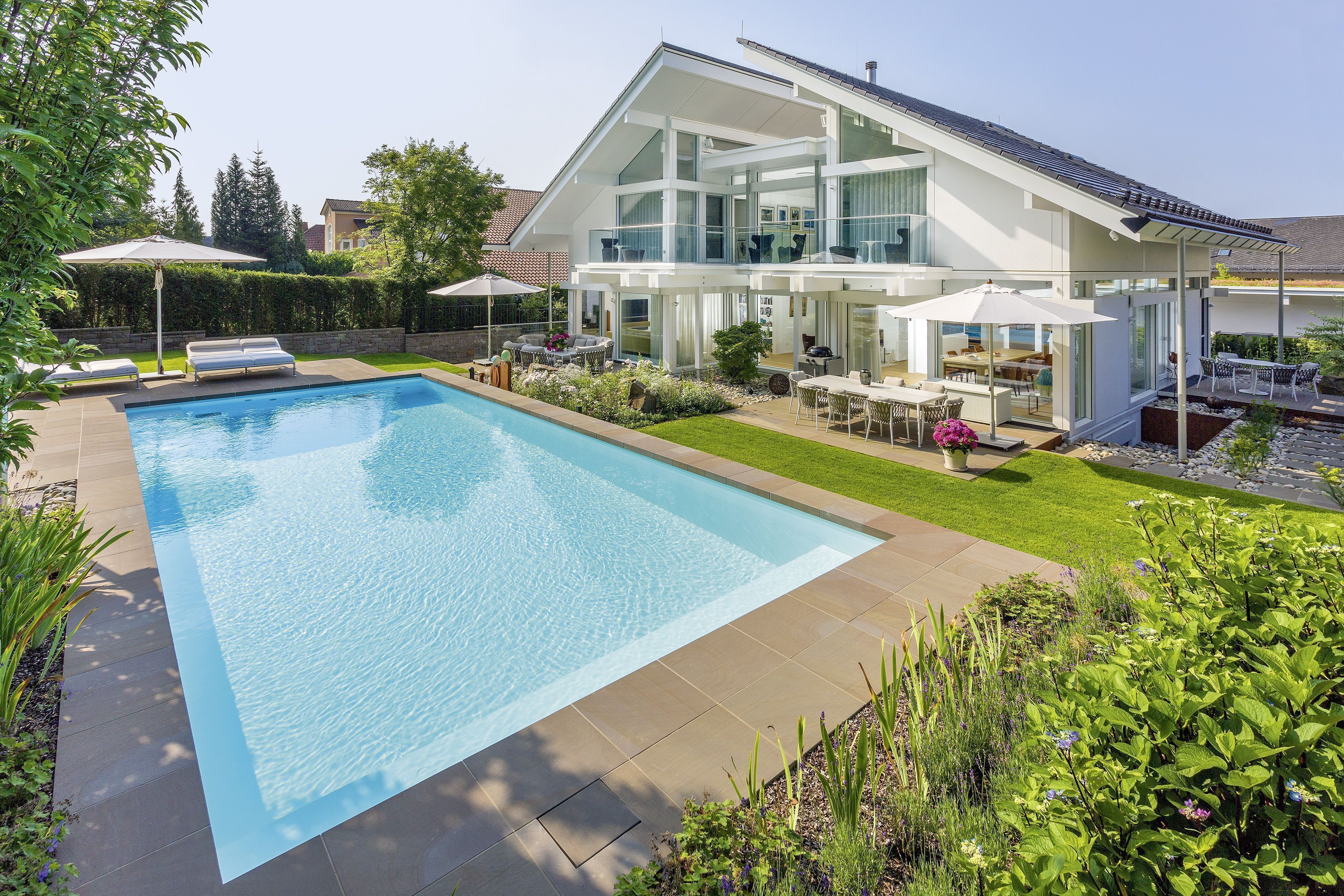 Moderne Fachwerk-Villa mit Pool und schönem Gartenbereich
