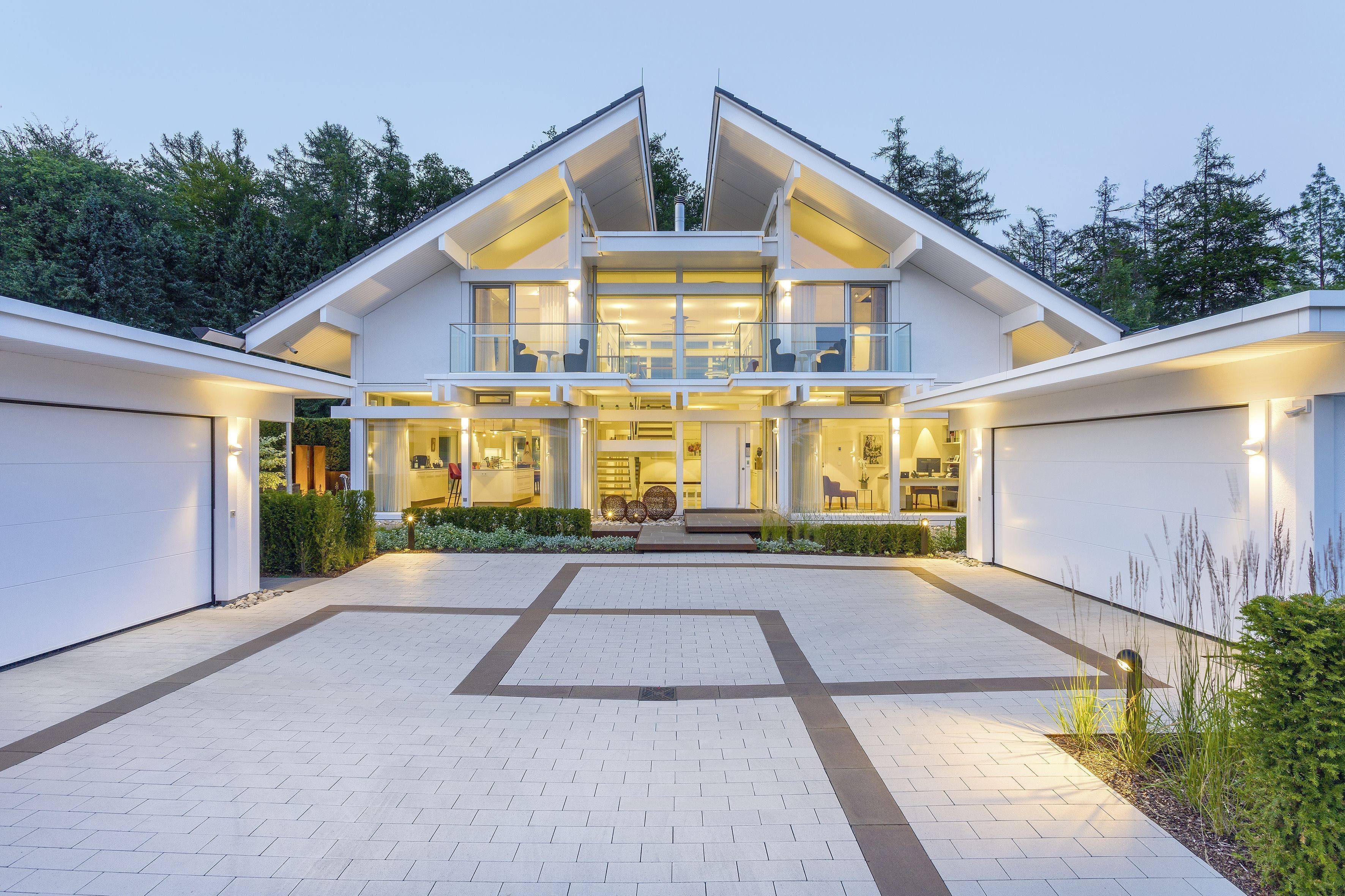 Elegante Villa mit breiter Auffahrt und gepflegtem Garten