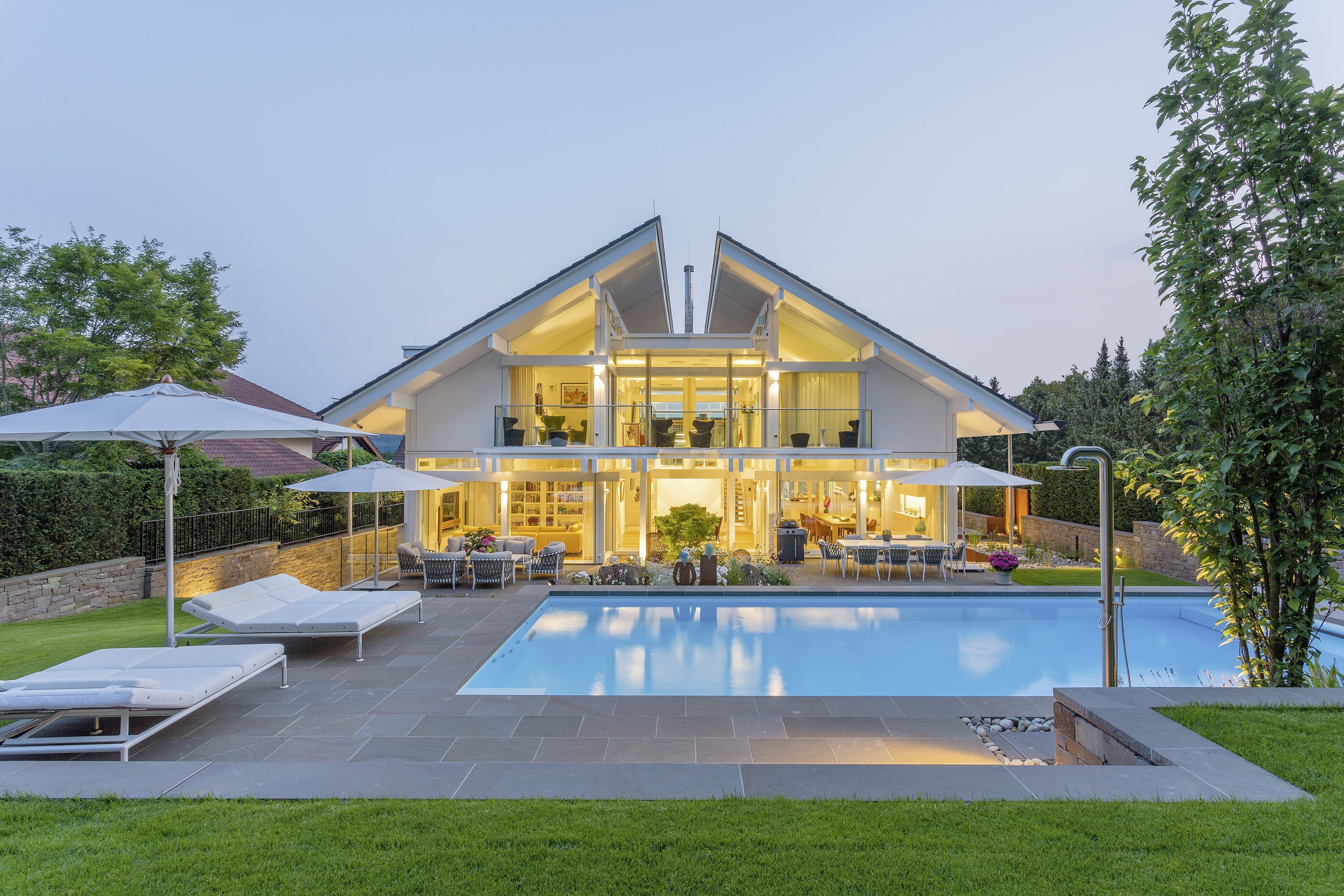 Moderne Fachwerk-Villa mit Swimmingpool und Gartenansicht