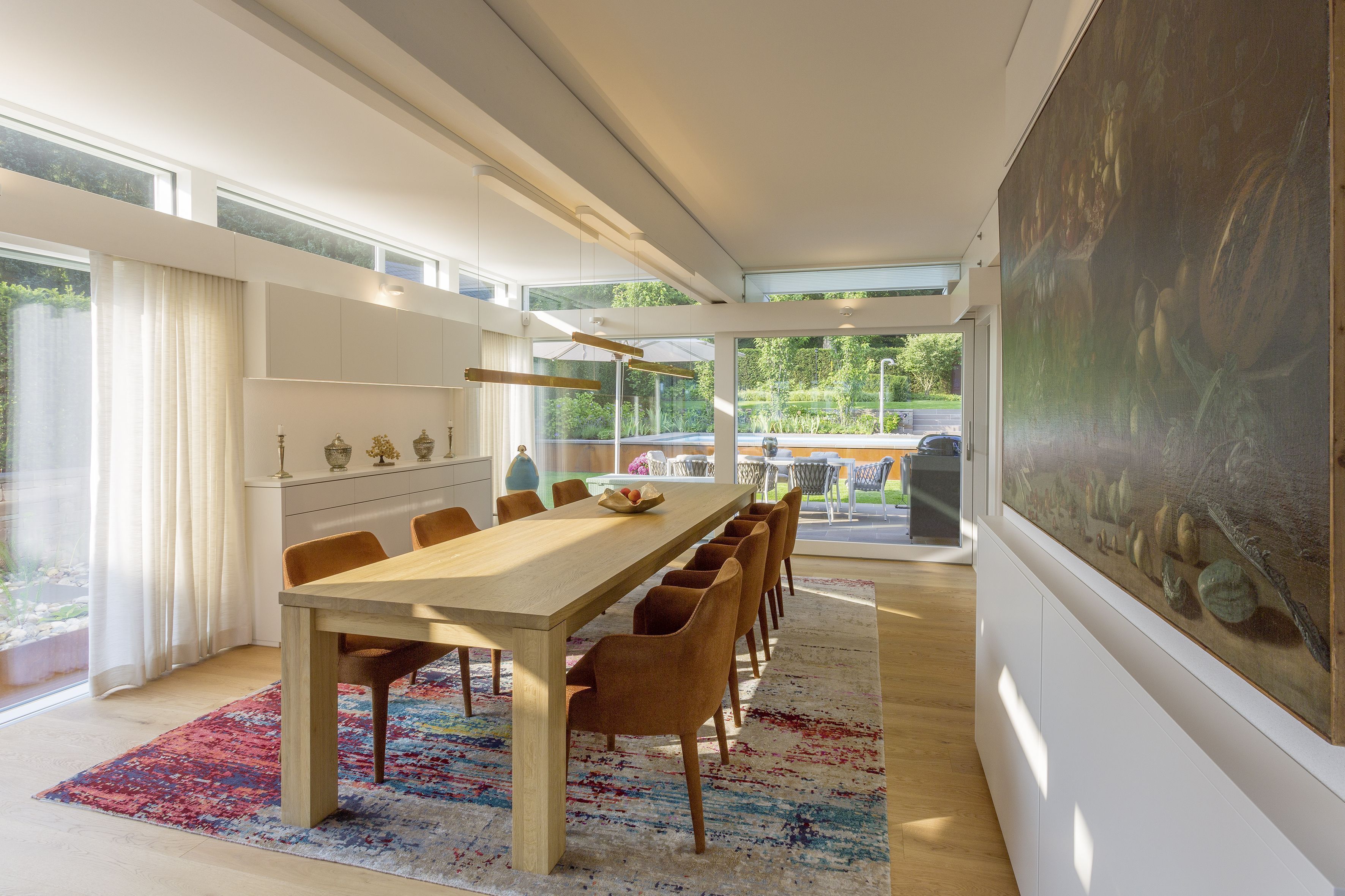 Heller Essbereich in einer Fachwerk-Villa mit Gartenansicht