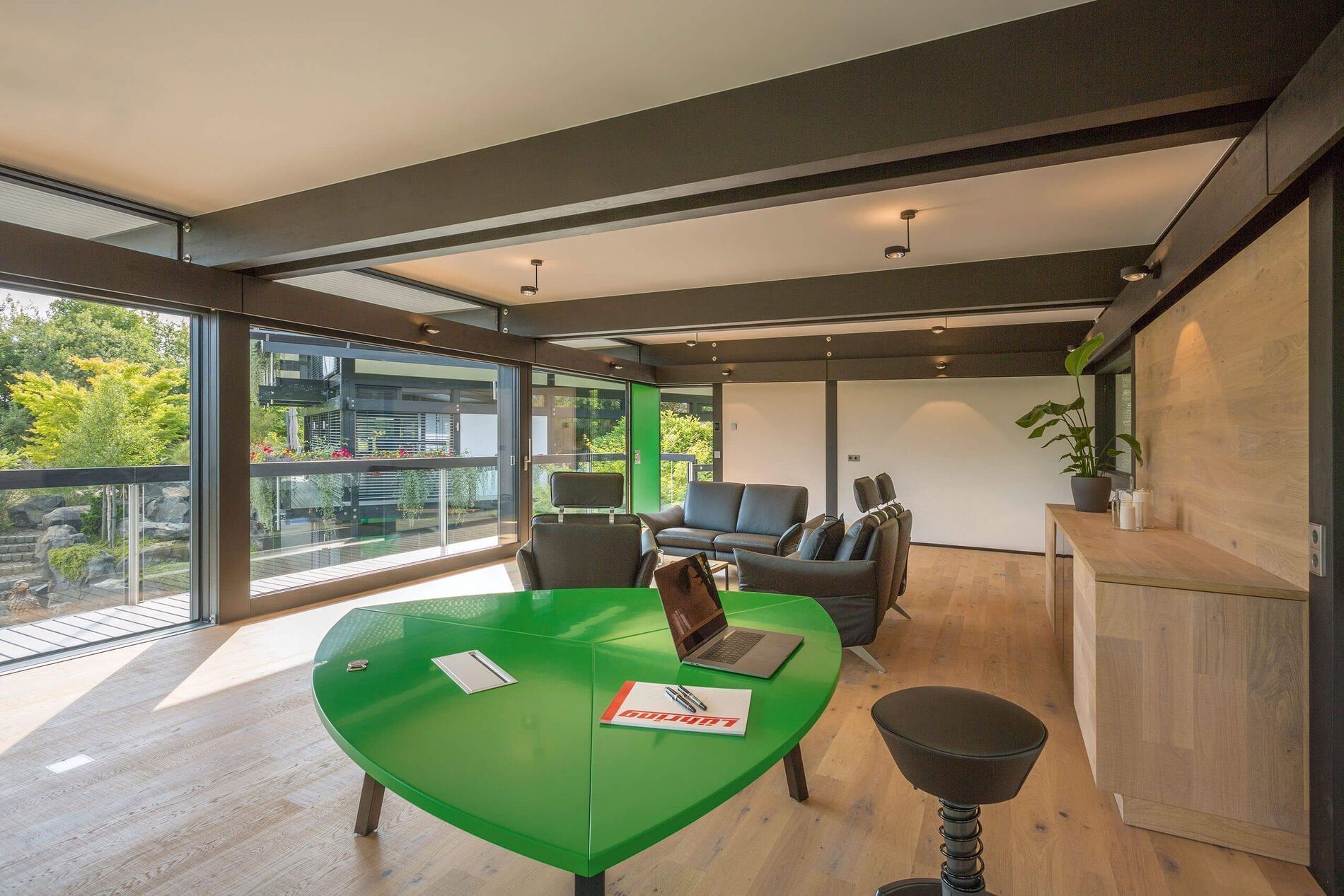HUF Haus mit moderner Innenarchitektur und Büro Innenansicht eines HUF Hauses mit Büro und Sitzbereich