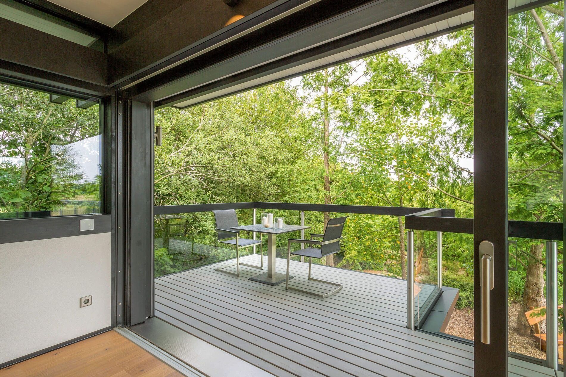 Moderne Architektur mit Balkon und Blick ins Grüne HUF Haus mit Balkon und Fenster zur Natur, moderne Gestaltung
