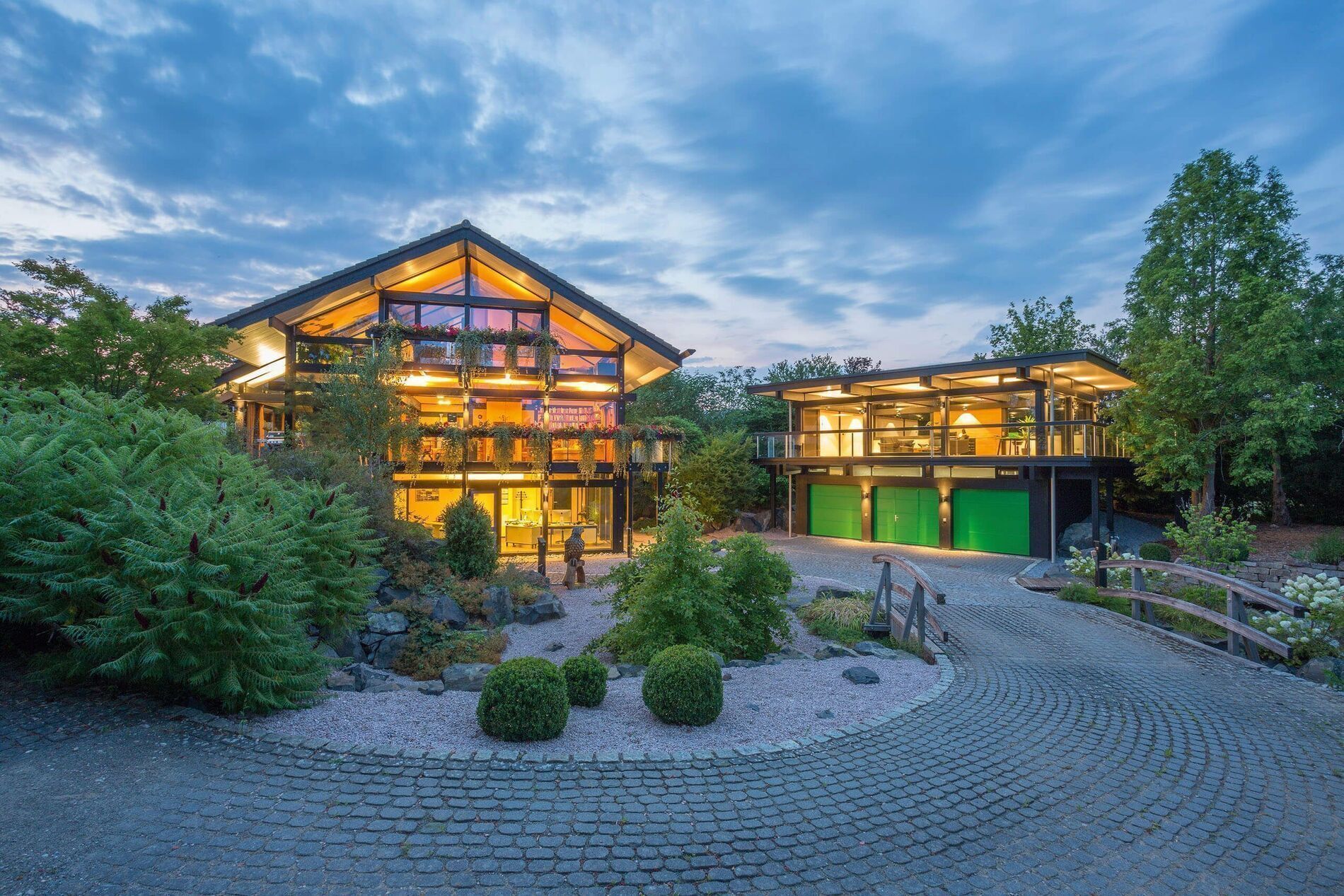 HUF Haus mit Dreifach-Garage und Bürogebäude Moderne Architektur eines HUF Hauses mit Gartenanlage und Garage