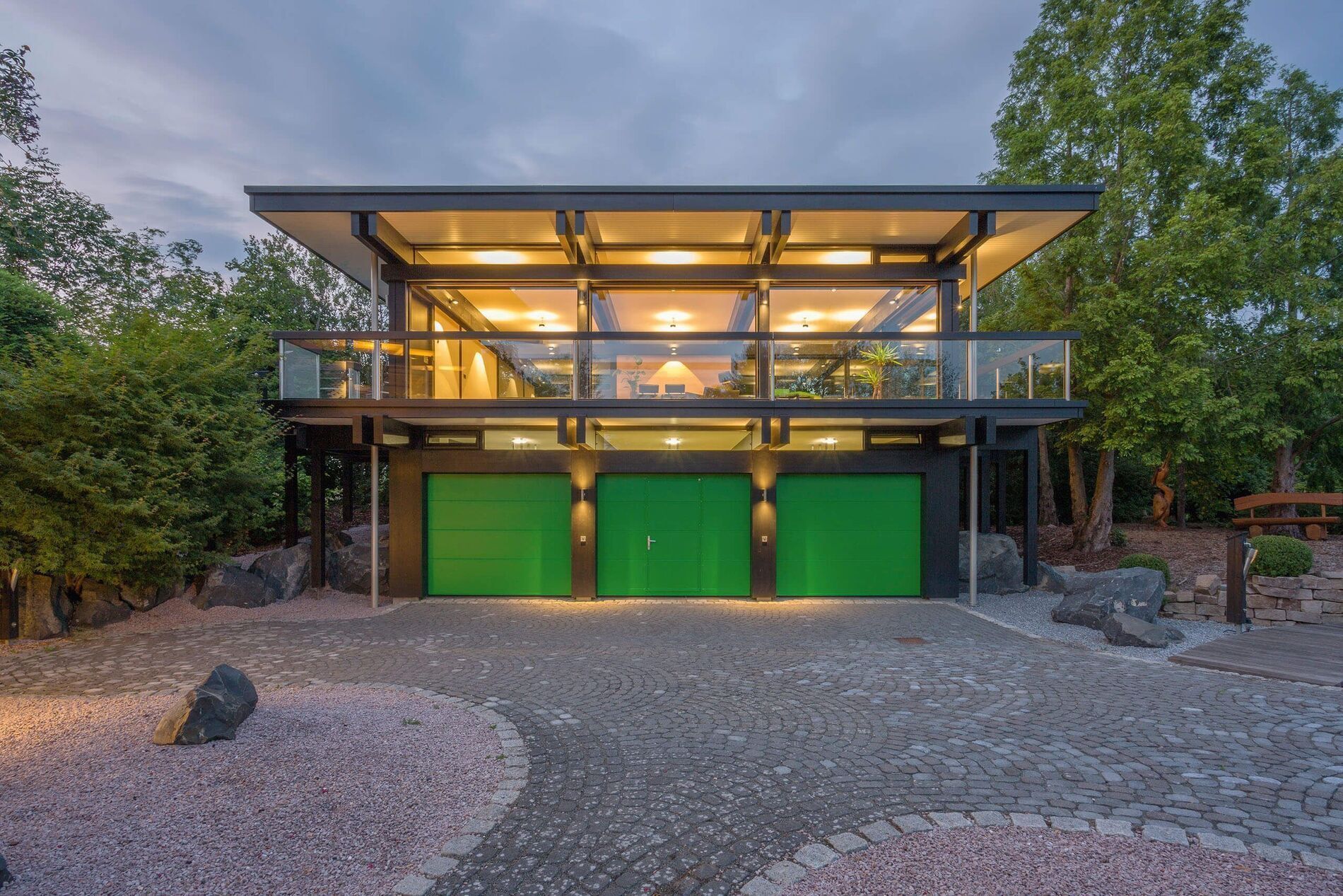 Modernes HUF Haus mit Dreifach-Garage und Bürogebäude Stilvolles HUF Haus mit grüner Garage und modernen Elementen