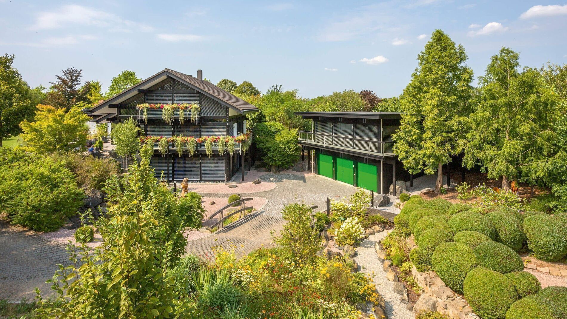 HUF Haus mit Dreifach-Garage und Bürogebäude Moderne HUF Architektur mit Garten und Garagenansicht