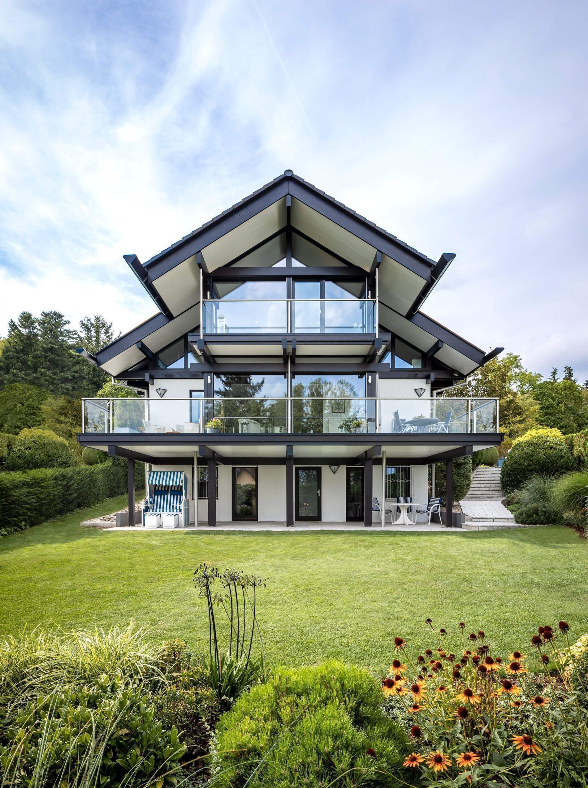 Moderne Architektur des Huf Hauses mit Glasfront und Balkon