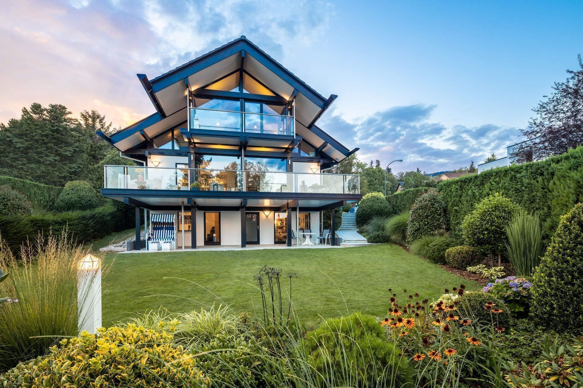 Moderne Wohnraumerweiterung eines HUF HAUS mit Gartenansicht