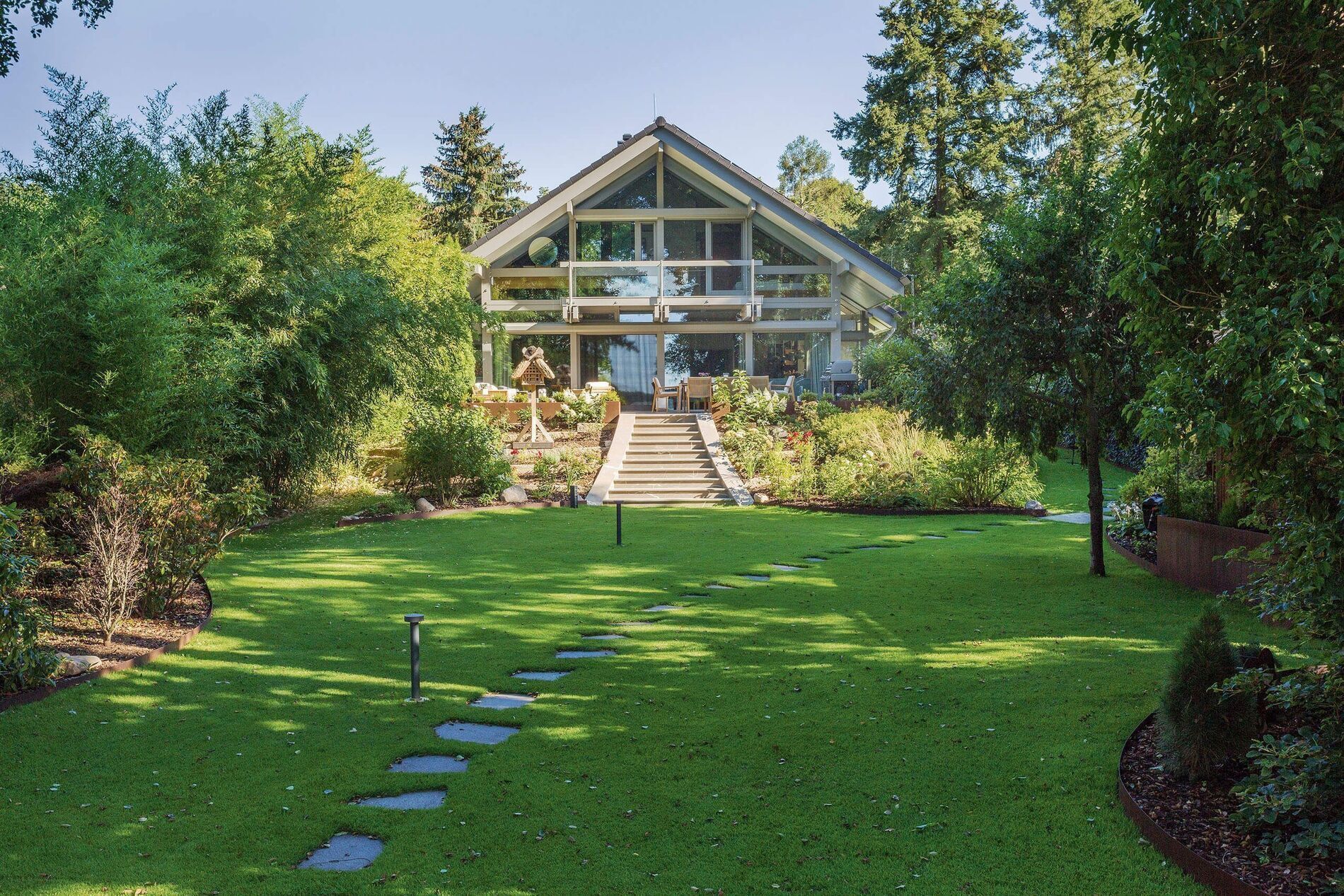 Moderne HUF Hausanlage mit Anbau, Poolhaus und gepflegtem Garten