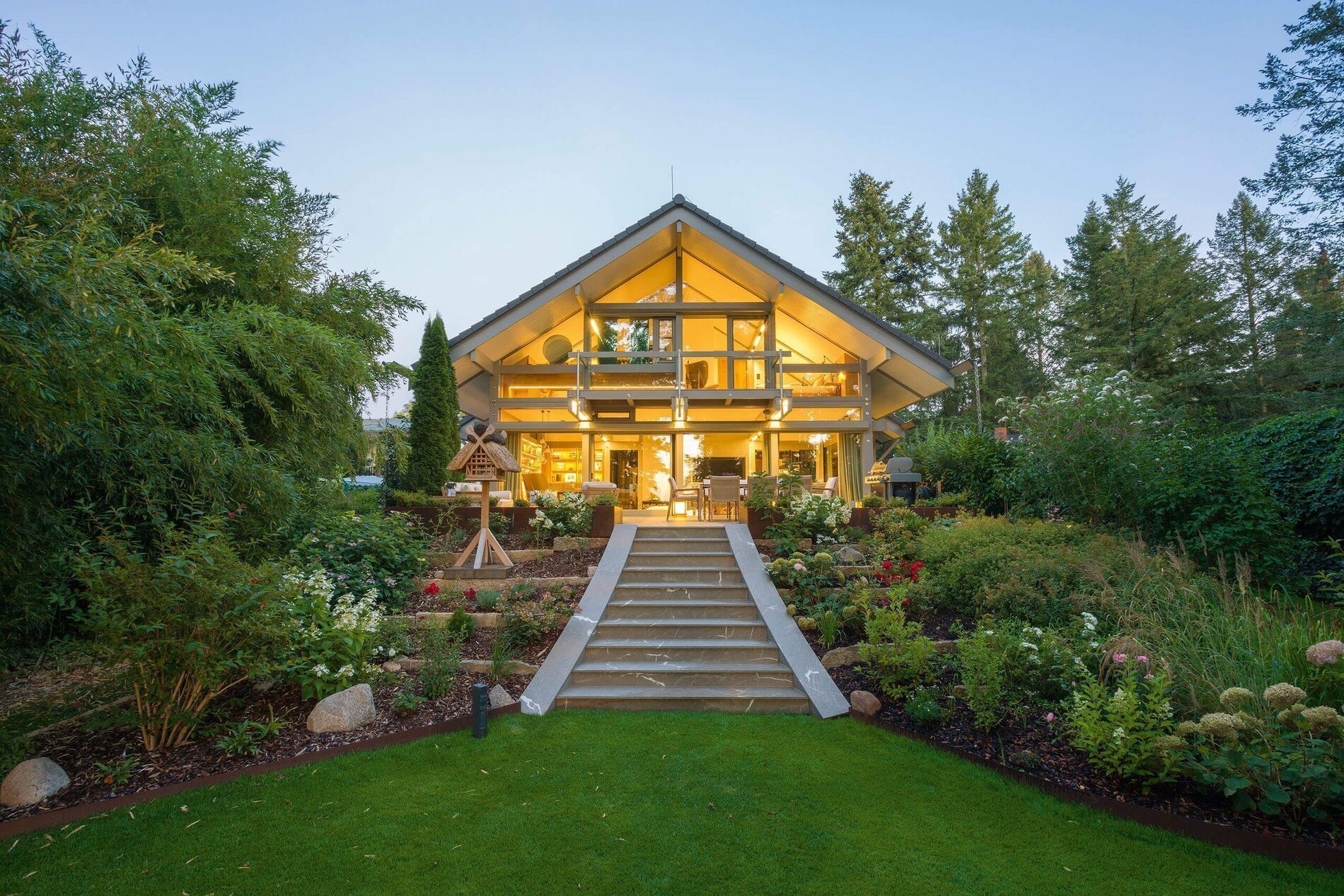 Modernes Haus mit Garten, Poolhaus und Garagen, umgeben von Bäumen