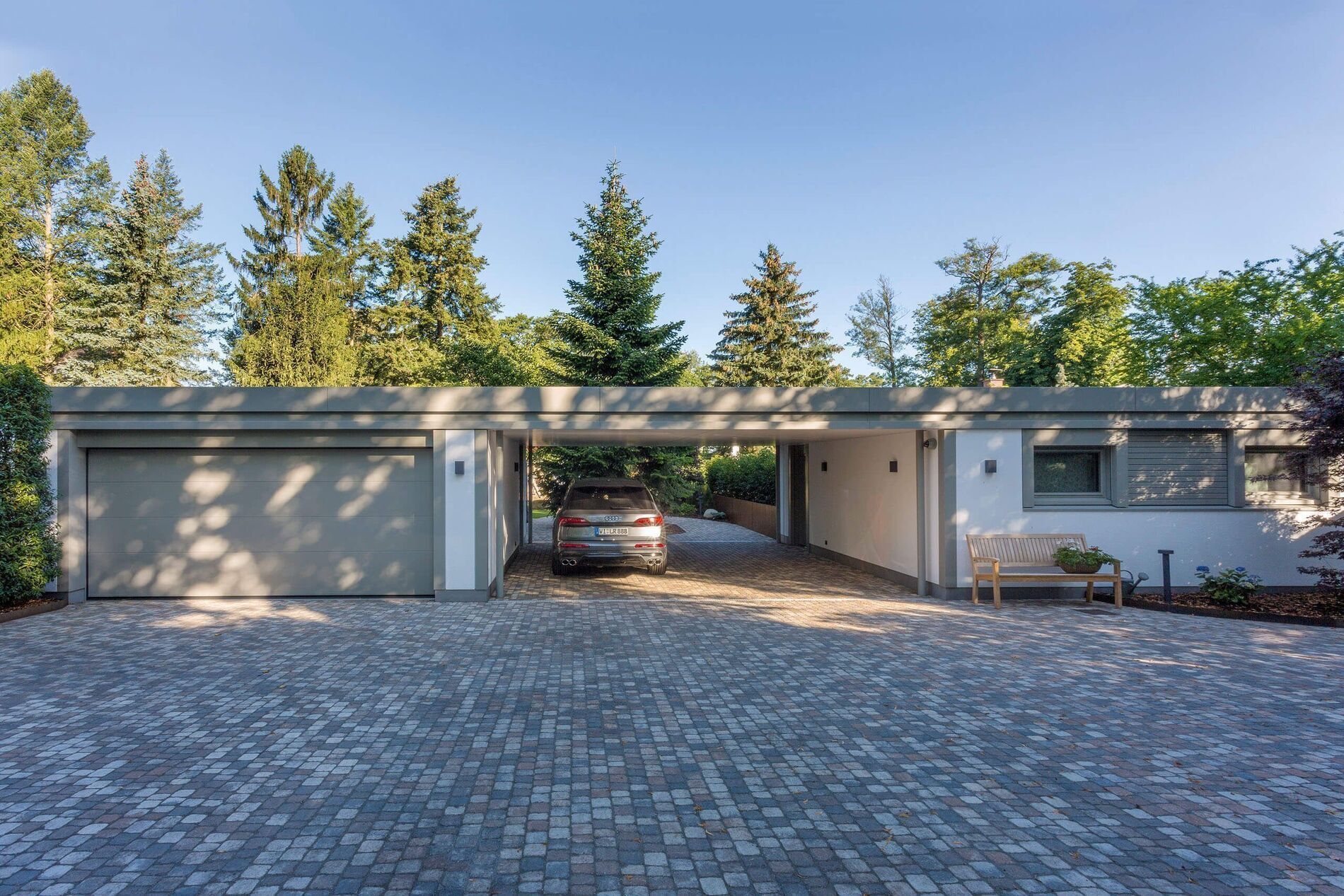 HUF Haus mit neuem Giebel, Garagenanlage und Parkplatz
