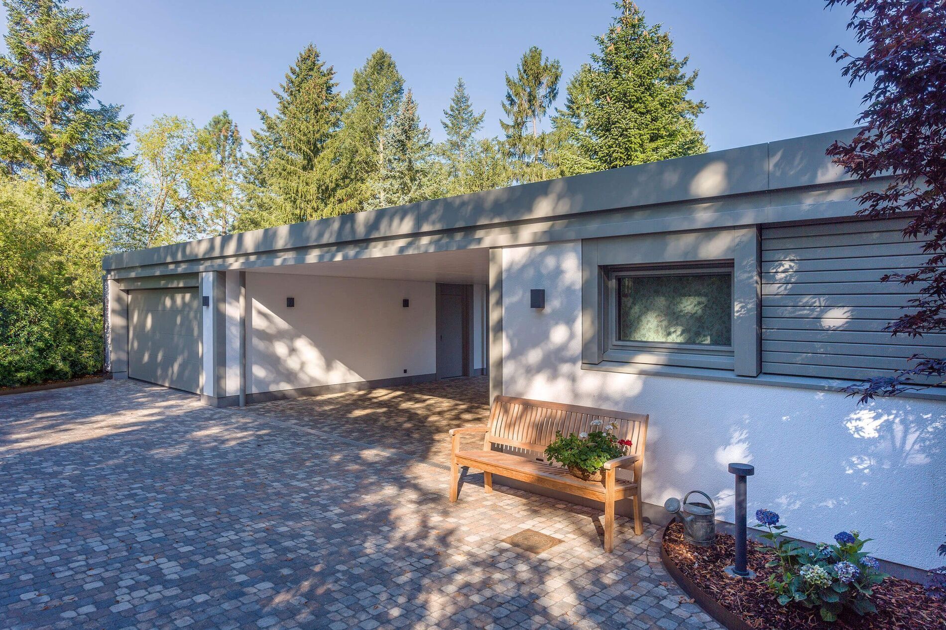 HUF Haus mit neuem Giebel, Poolhaus und Garagenanlage im Garten