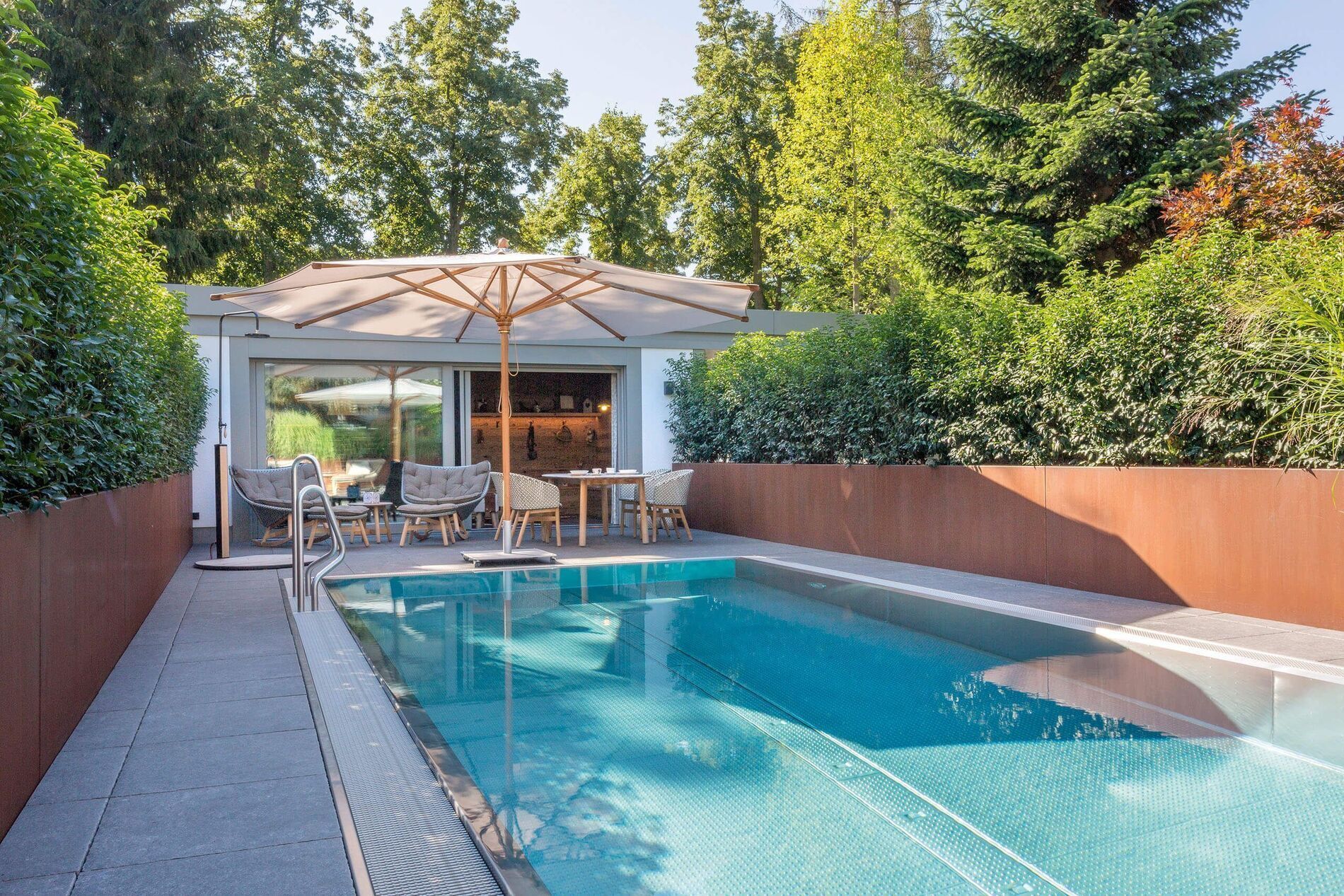 HUF Haus mit Anbau, Schwimmbad und gepflegtem Garten