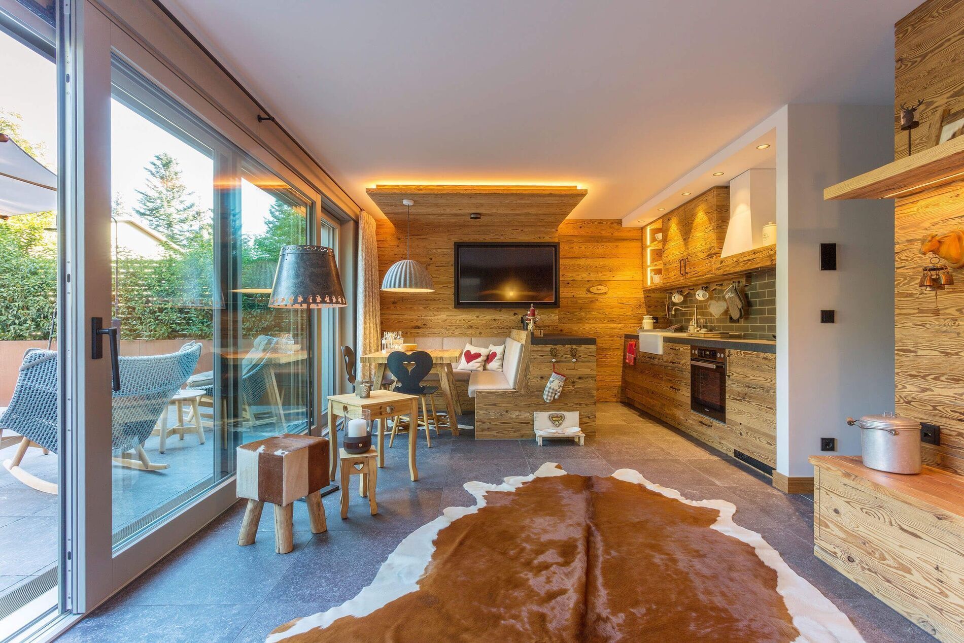 Modernes Interieur eines HUF Hauses mit Anbau, Poolhaus und Garagenanlage