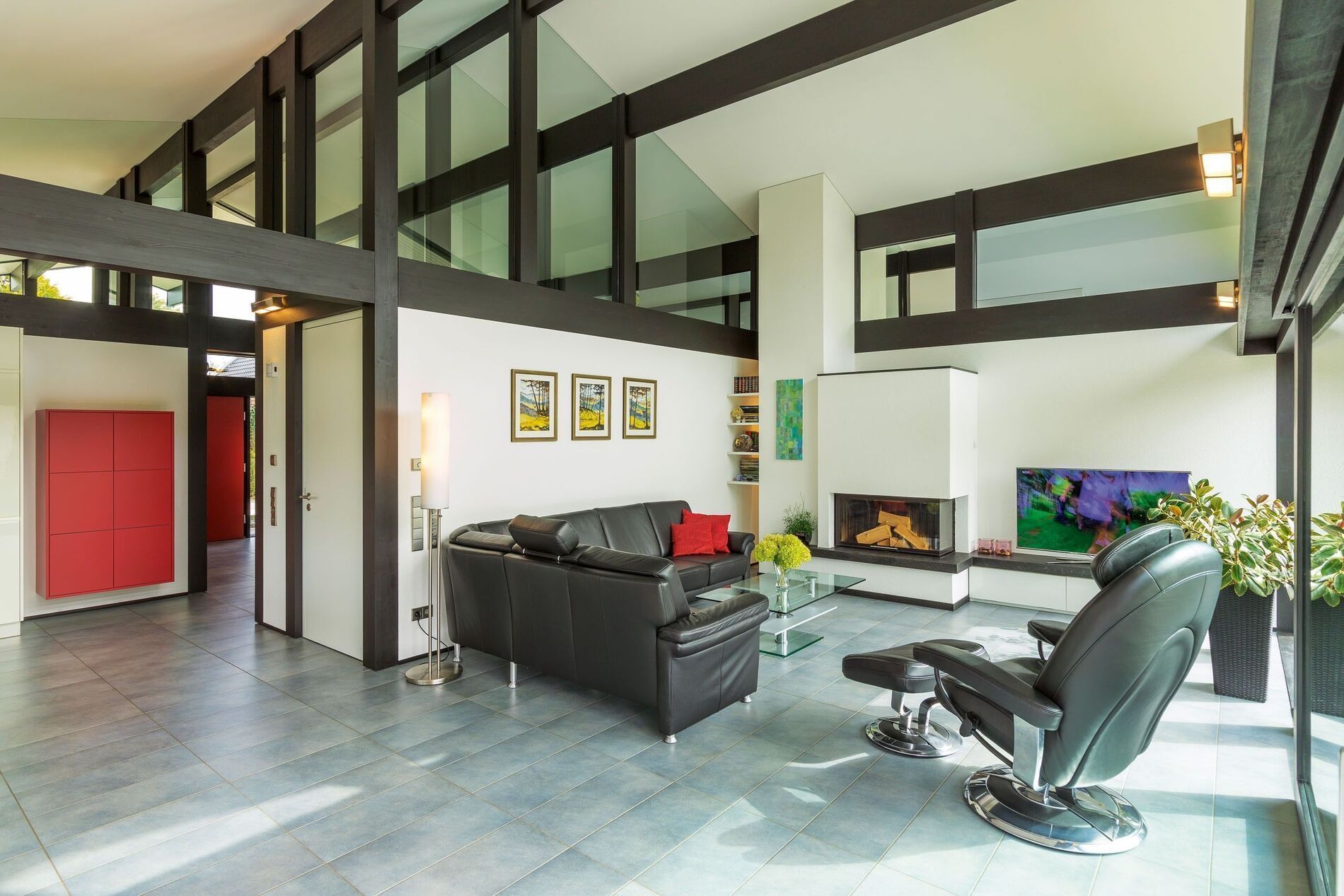 Vielseitiger Wohnraum eines HUF HAUS Bungalows mit modernen Möbeln