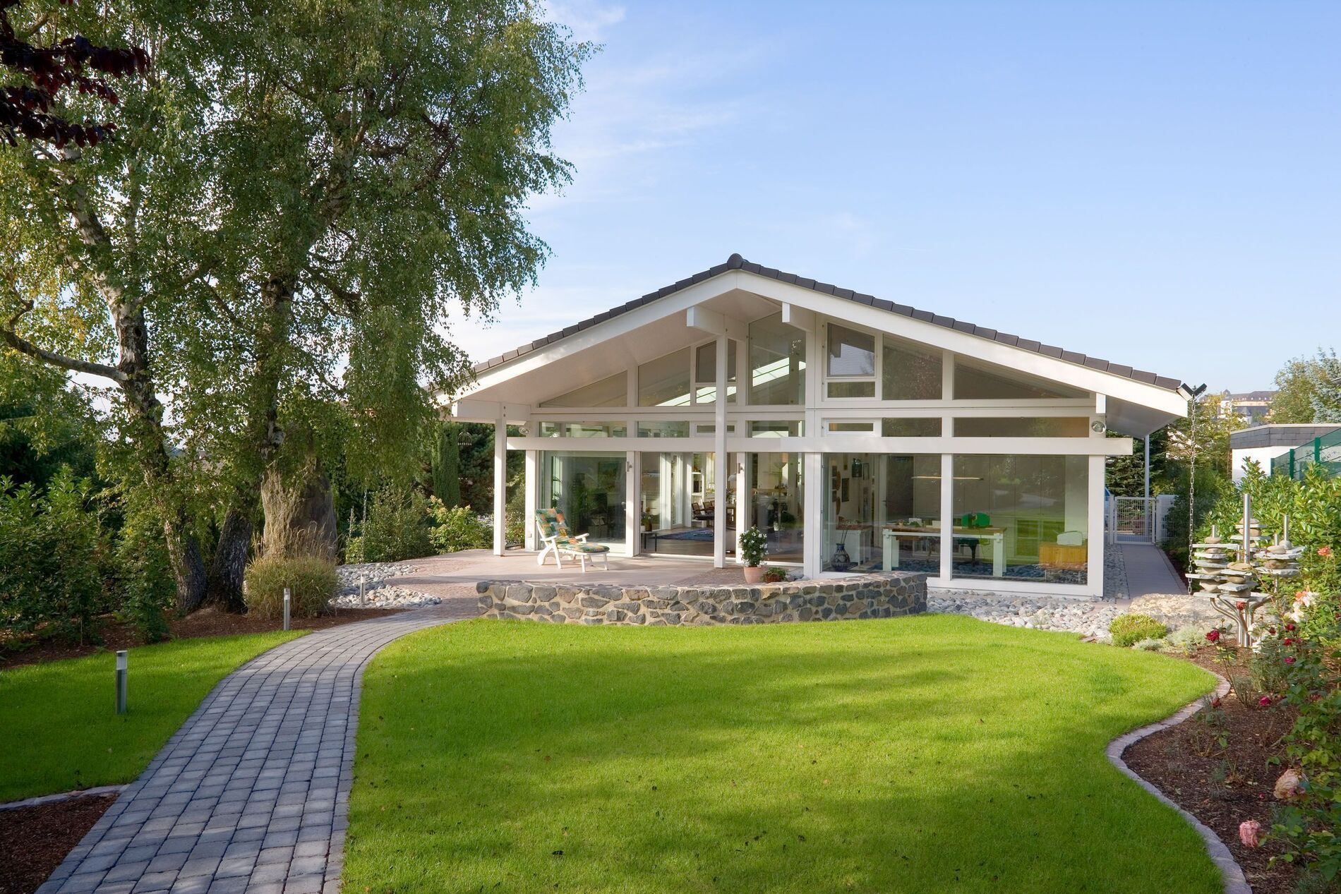 Ansicht eines HUF Bungalows in hochwertiger Ausstattung und Garten