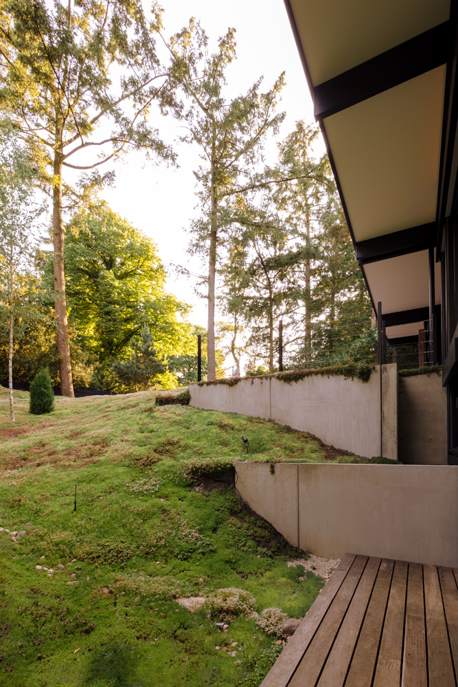 Ansicht eines modernen Bungalows umgeben von Bäumen und Natur