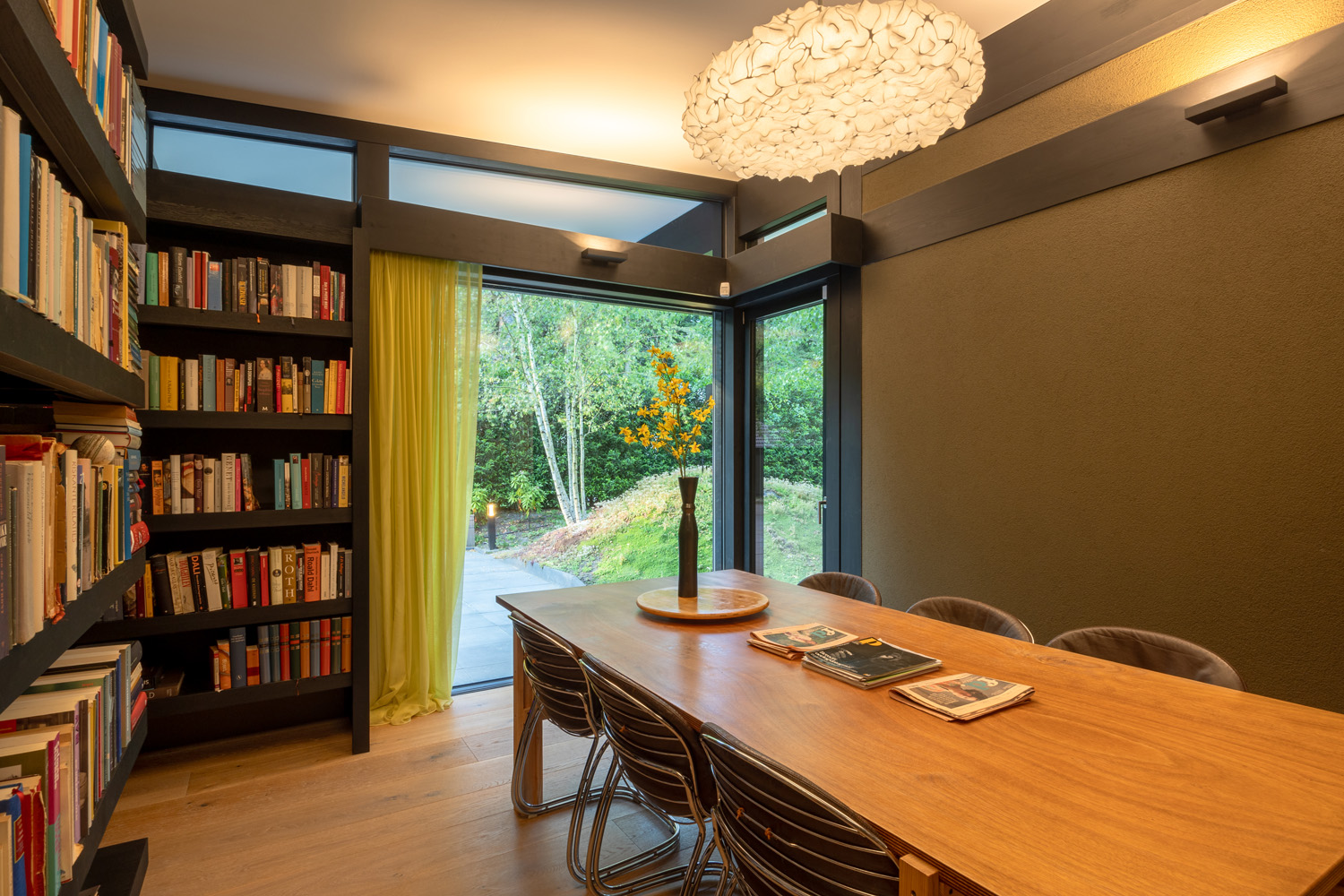 Esszimmer im modernen HUF Bungalow mit Aussicht ins Grüne