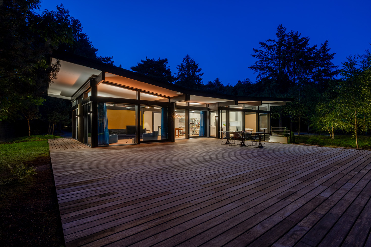 Stilvolles Traumhaus mit großer Terrasse und modernen Fenstern